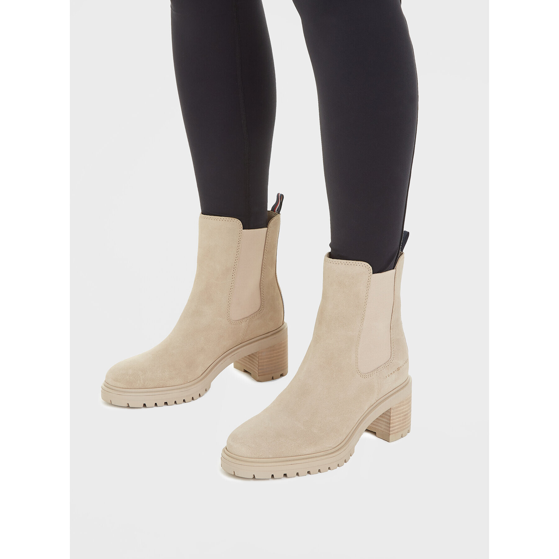 Tommy Hilfiger Polokozačky Essential Midheel Suede Bootie FW0FW07522 Béžová - Pepit.cz