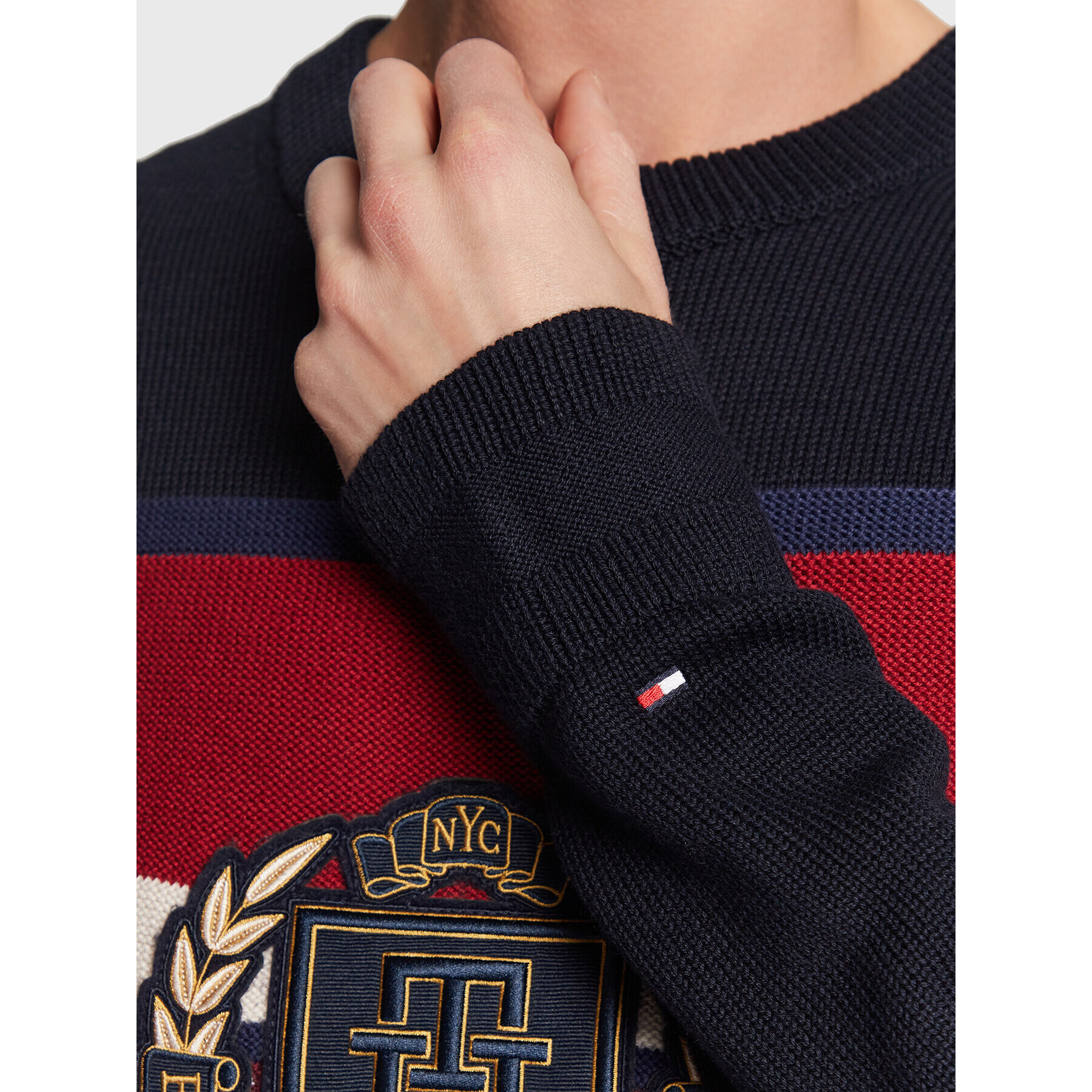 Tommy Hilfiger Svetr Seasonal Crest Stripe MW0MW29050 Tmavomodrá Relaxed Fit - Pepit.cz