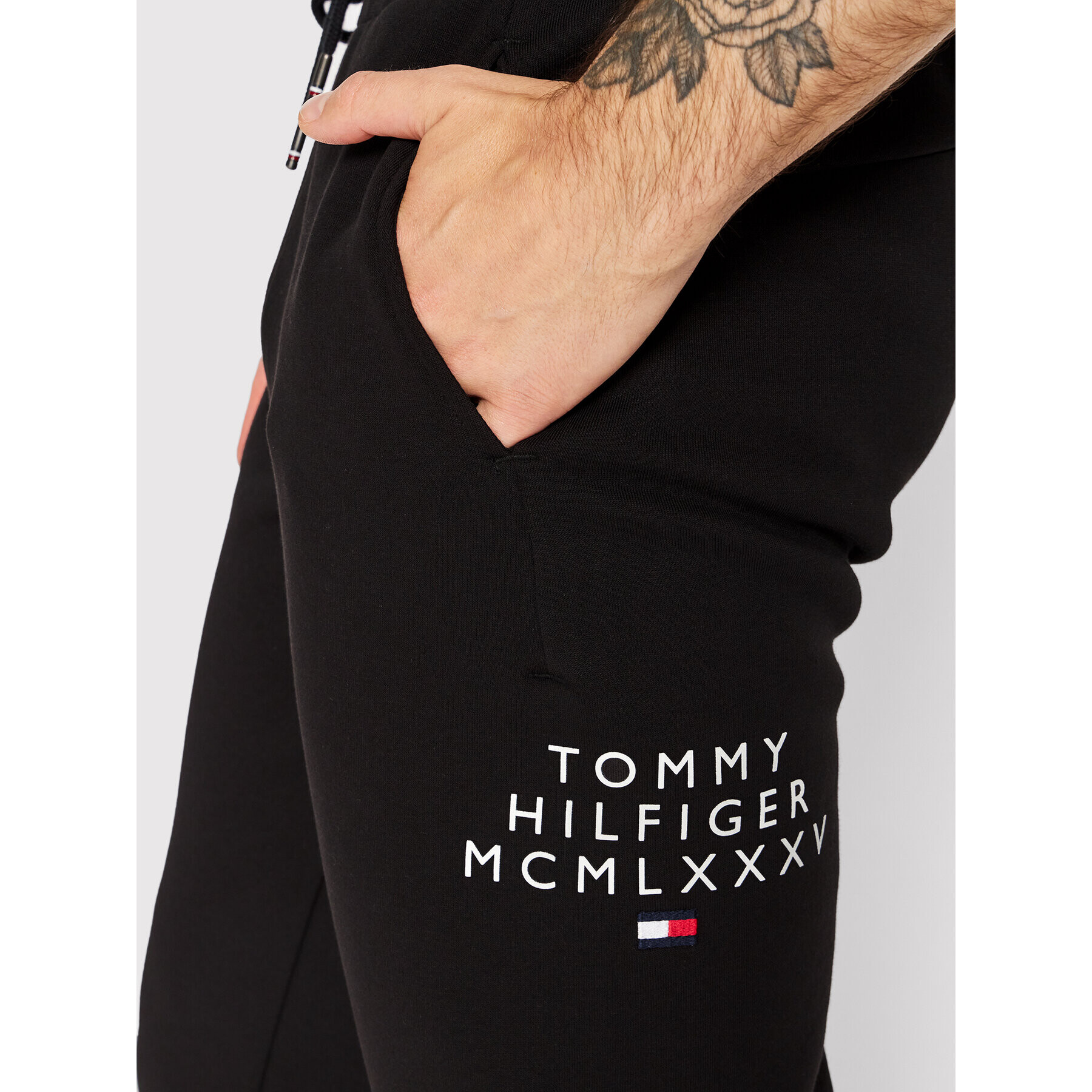 Tommy Hilfiger Teplákové kalhoty Centre Graphic MW0MW24539 Černá Regular Fit - Pepit.cz