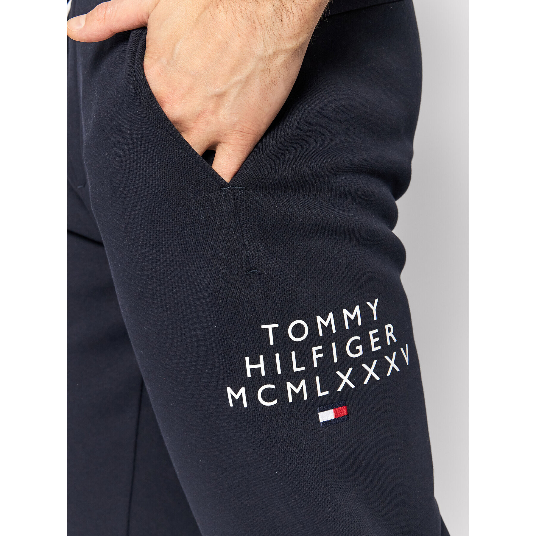 Tommy Hilfiger Teplákové kalhoty Centre Graphic MW0MW24539 Tmavomodrá Regular Fit - Pepit.cz