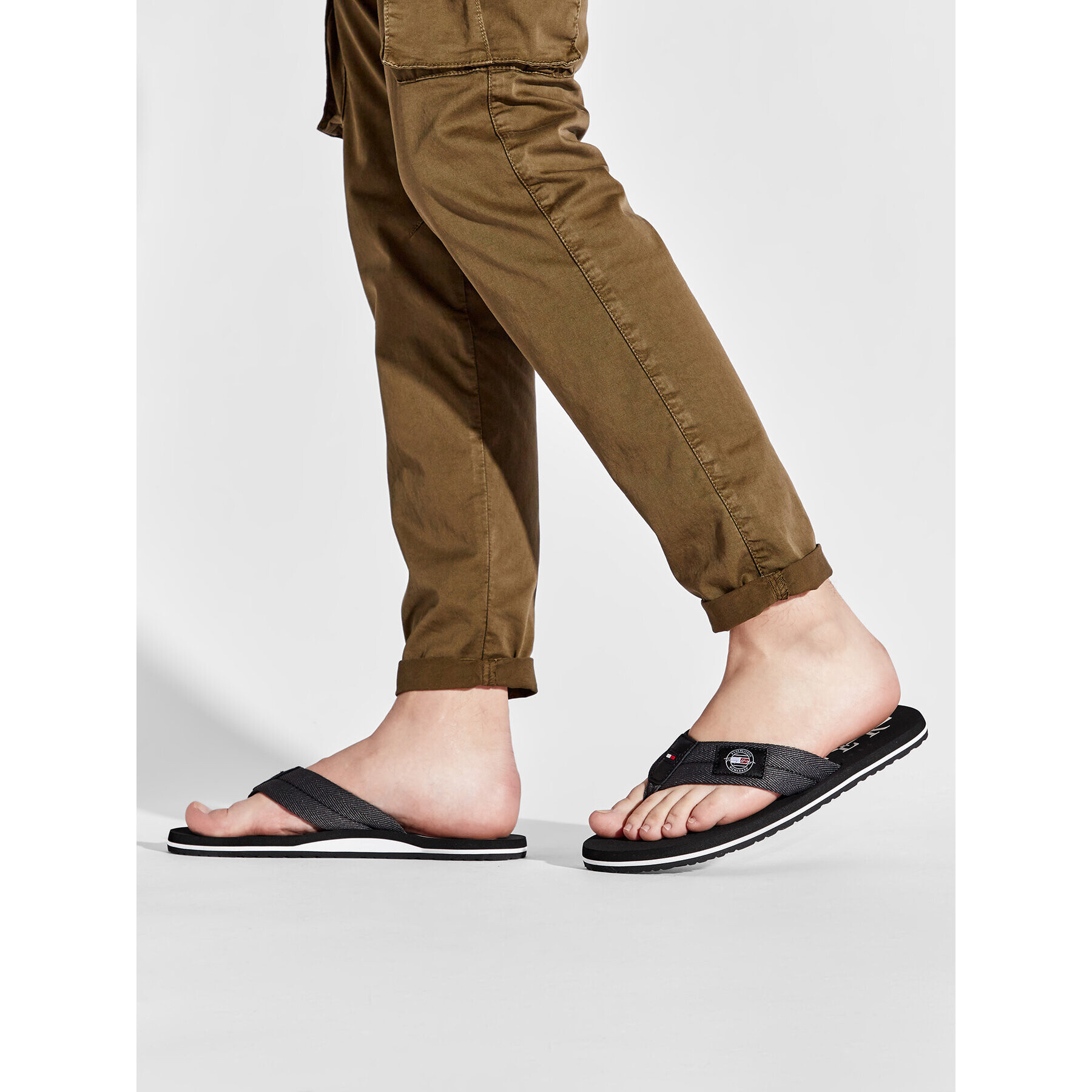 Tommy Hilfiger Žabky Badge Beach Sandal FM0FM03981 Šedá - Pepit.cz