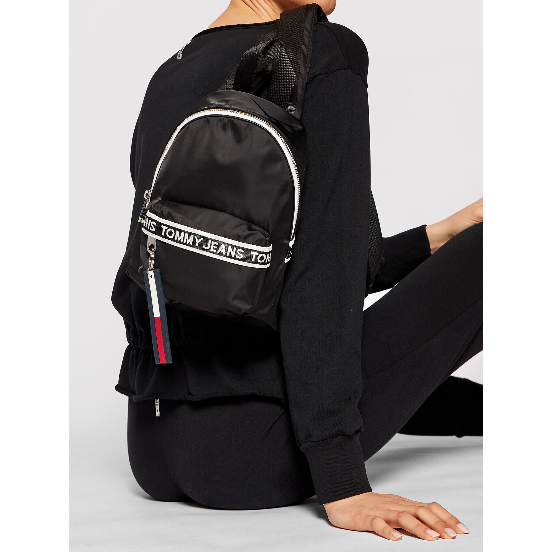 Tommy Jeans Batoh Tjw Mini Logo Tape Backpack Nyln AW0AW09734 Černá - Pepit.cz