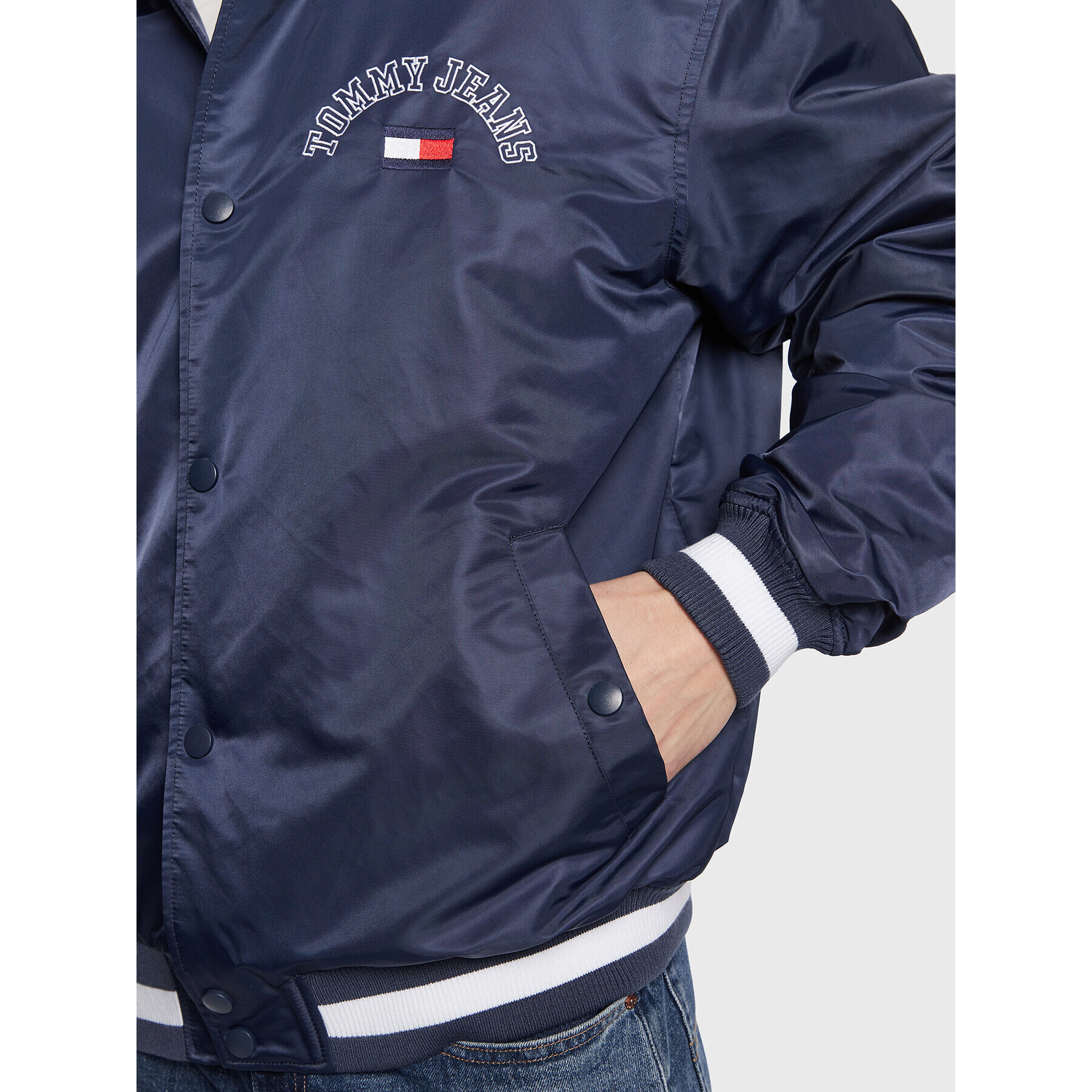 Tommy Jeans Bunda bomber Graphic Satin DM0DM15386 Tmavomodrá Regular Fit - Pepit.cz