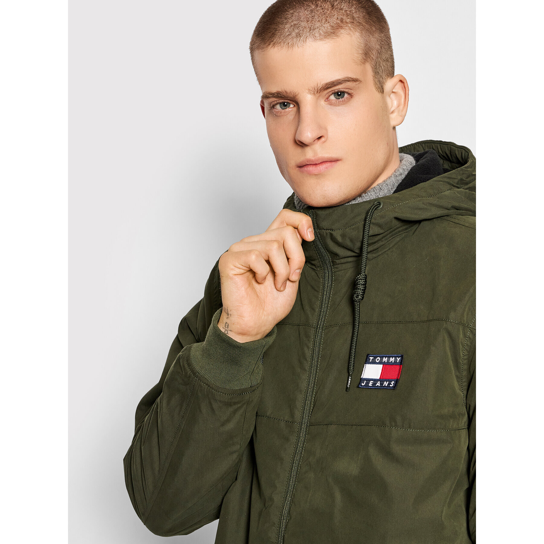 Tommy Jeans Bunda pro přechodné období DM0DM11177 Zelená Regular Fit - Pepit.cz