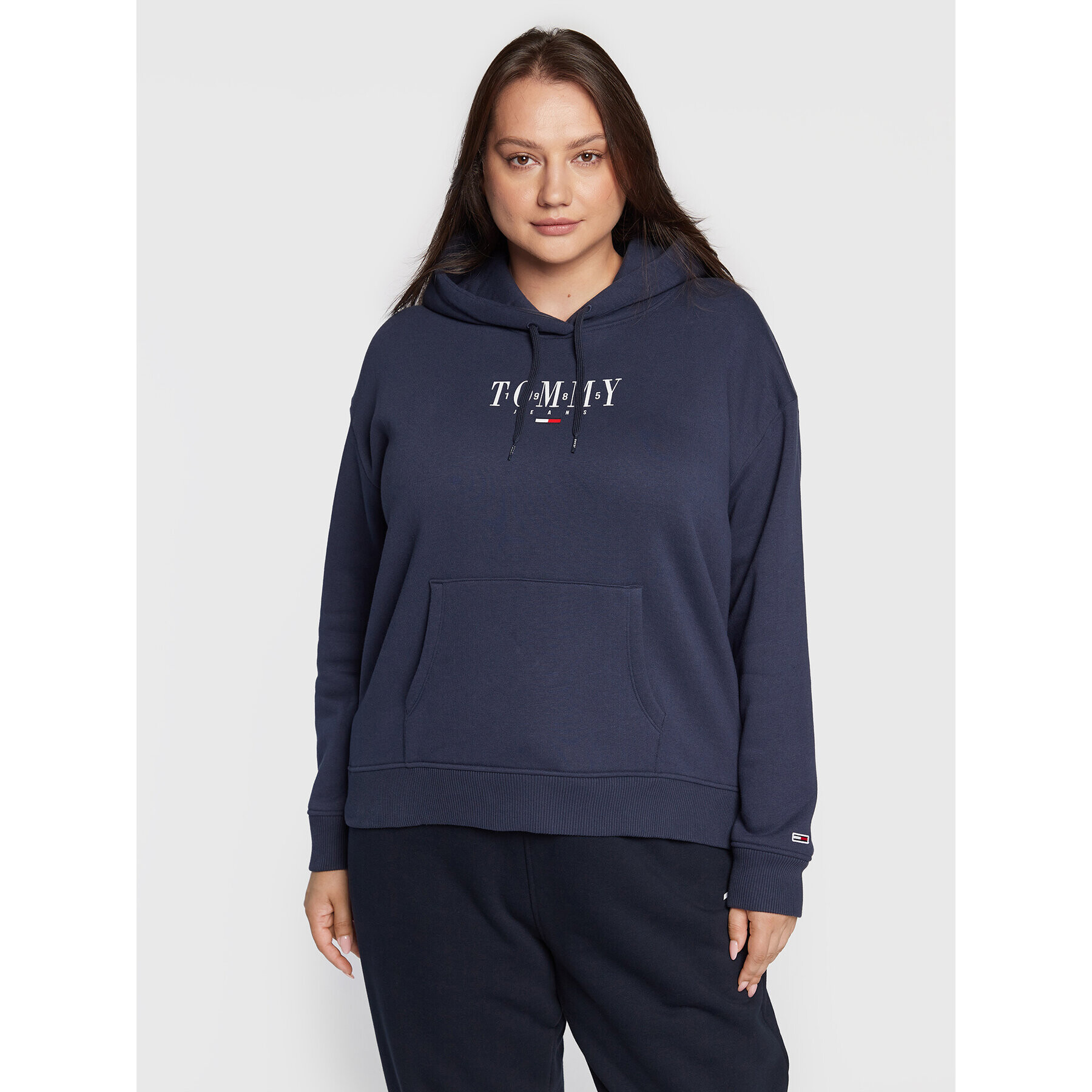 Tommy Jeans Curve Mikina Essential Logo DW0DW12995 Tmavomodrá Relaxed Fit - Pepit.cz