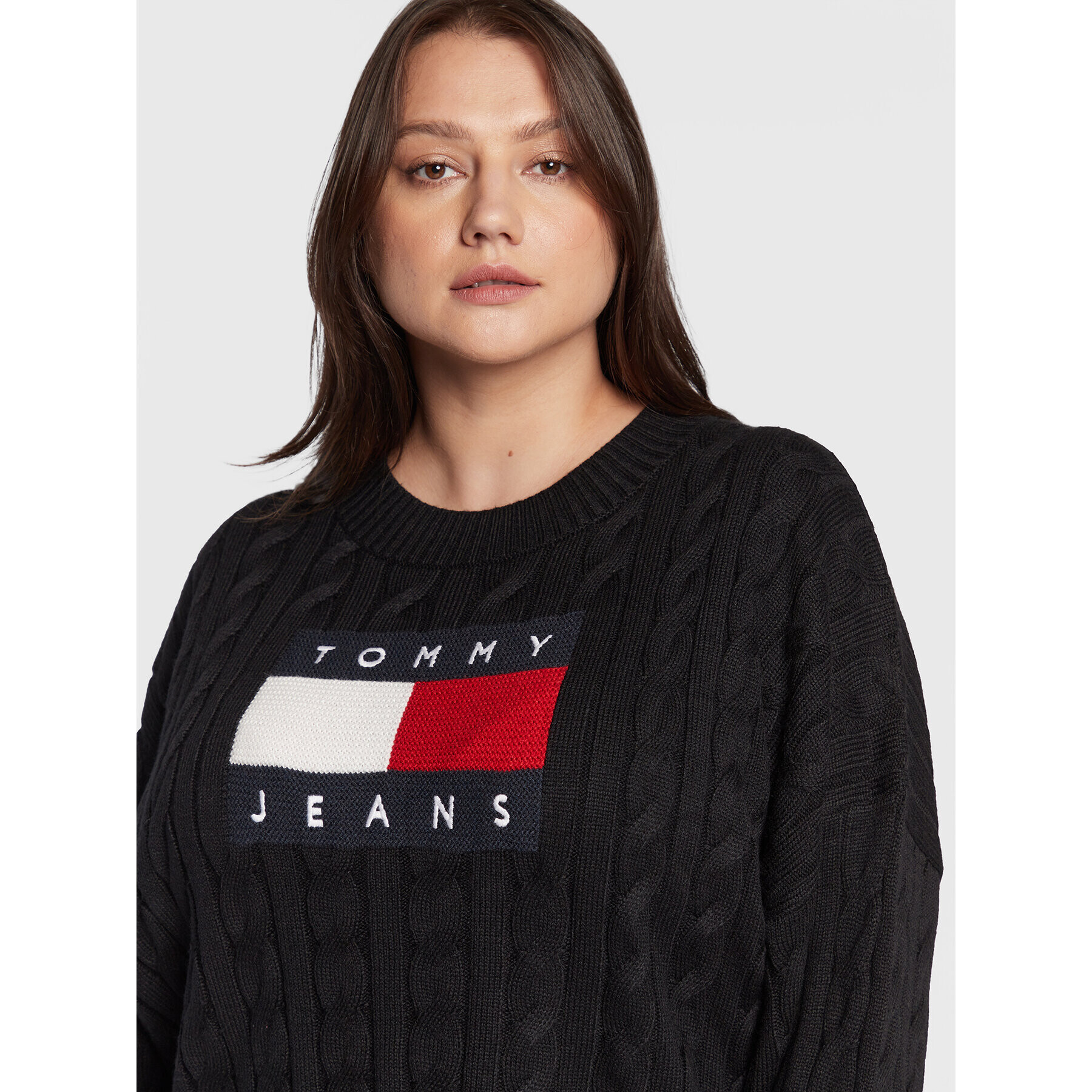 Tommy Jeans Curve Svetr Center Flag DW0DW14569 Černá Boxy Fit - Pepit.cz