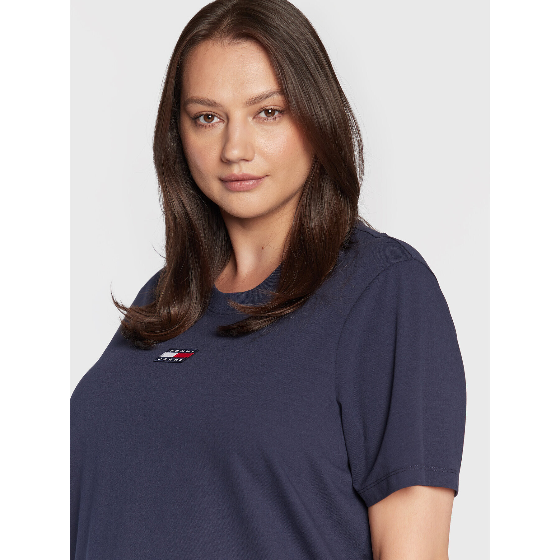 Tommy Jeans Curve T-Shirt Center Badge DW0DW10556 Tmavomodrá Regular Fit - Pepit.cz