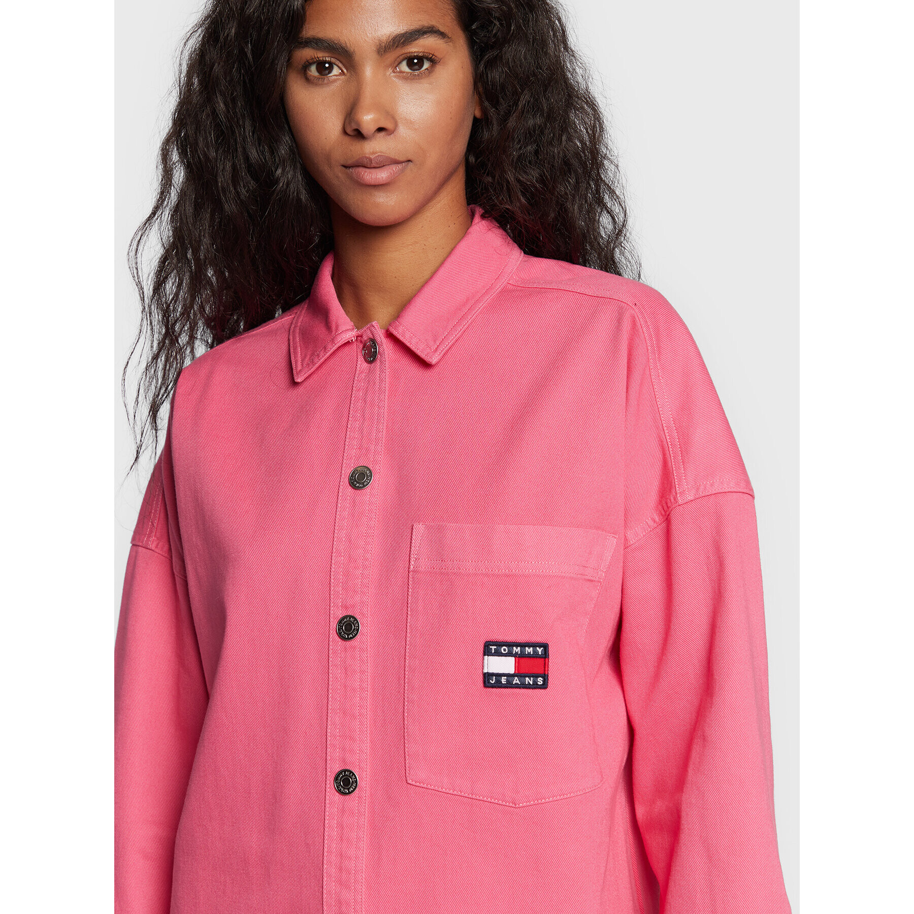 Tommy Jeans džínová košile Badge DW0DW13714 Růžová Oversize - Pepit.cz