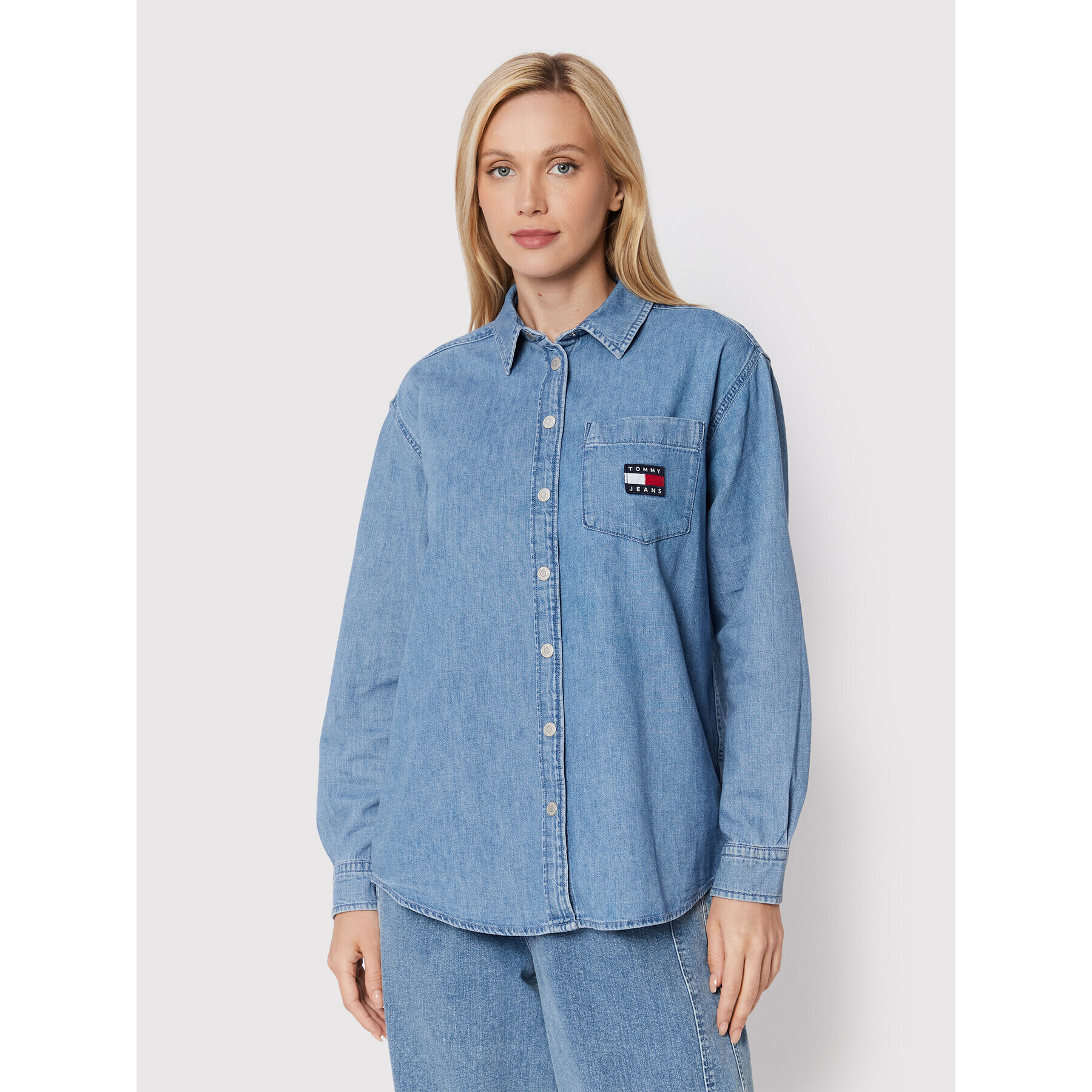 Tommy Jeans džínová košile Chambray Badge DW0DW13713 Modrá Boyfriend Fit - Pepit.cz