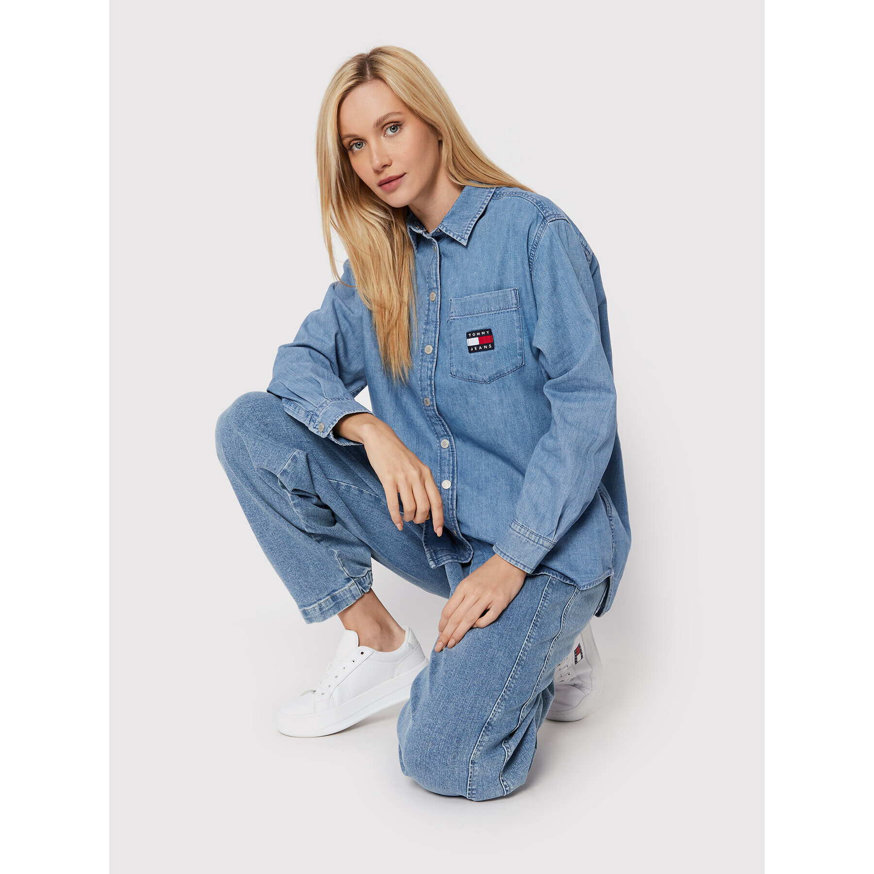 Tommy Jeans džínová košile Chambray Badge DW0DW13713 Modrá Boyfriend Fit - Pepit.cz