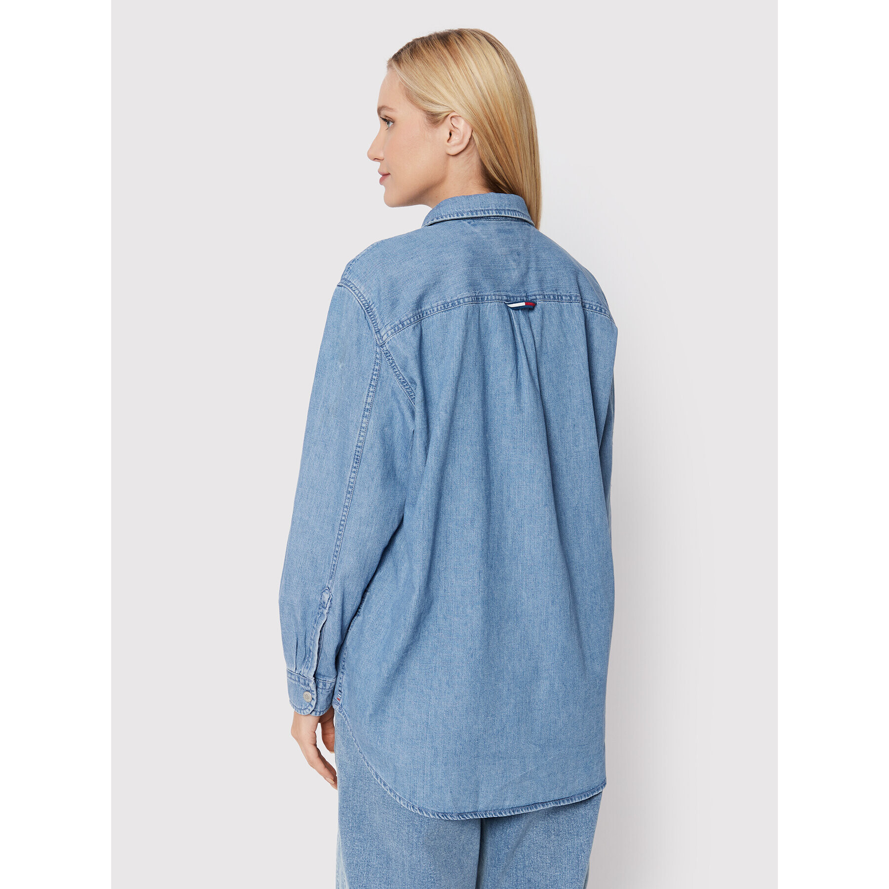 Tommy Jeans džínová košile Chambray Badge DW0DW13713 Modrá Boyfriend Fit - Pepit.cz