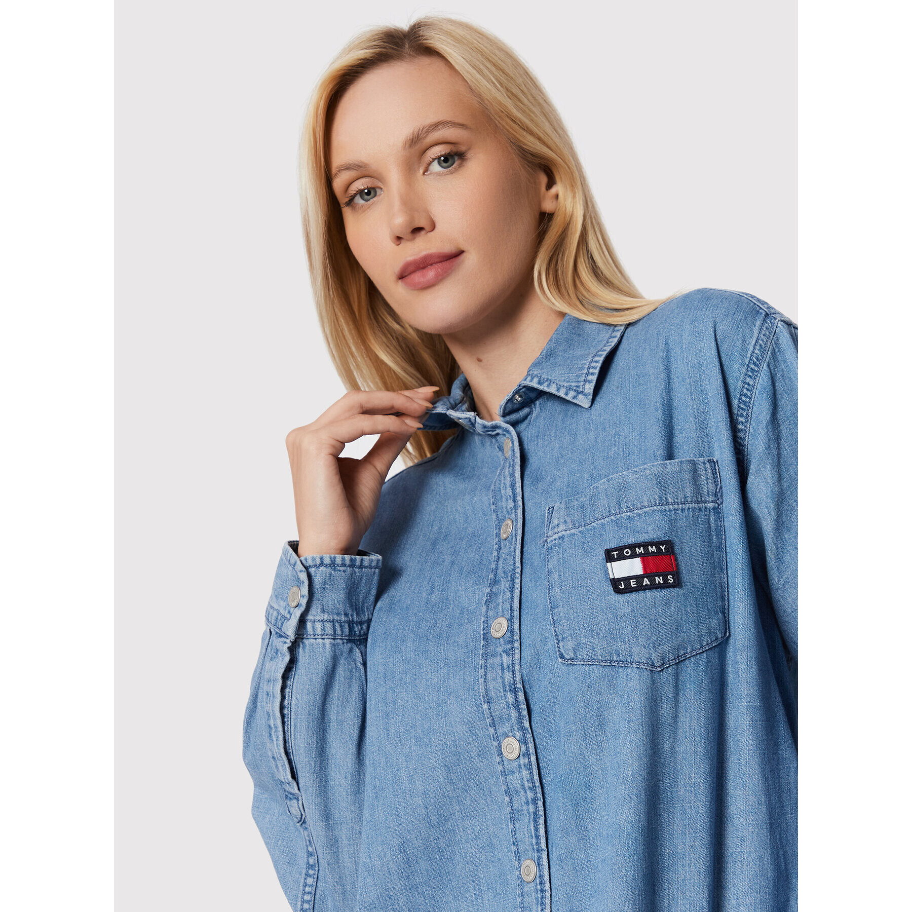 Tommy Jeans džínová košile Chambray Badge DW0DW13713 Modrá Boyfriend Fit - Pepit.cz