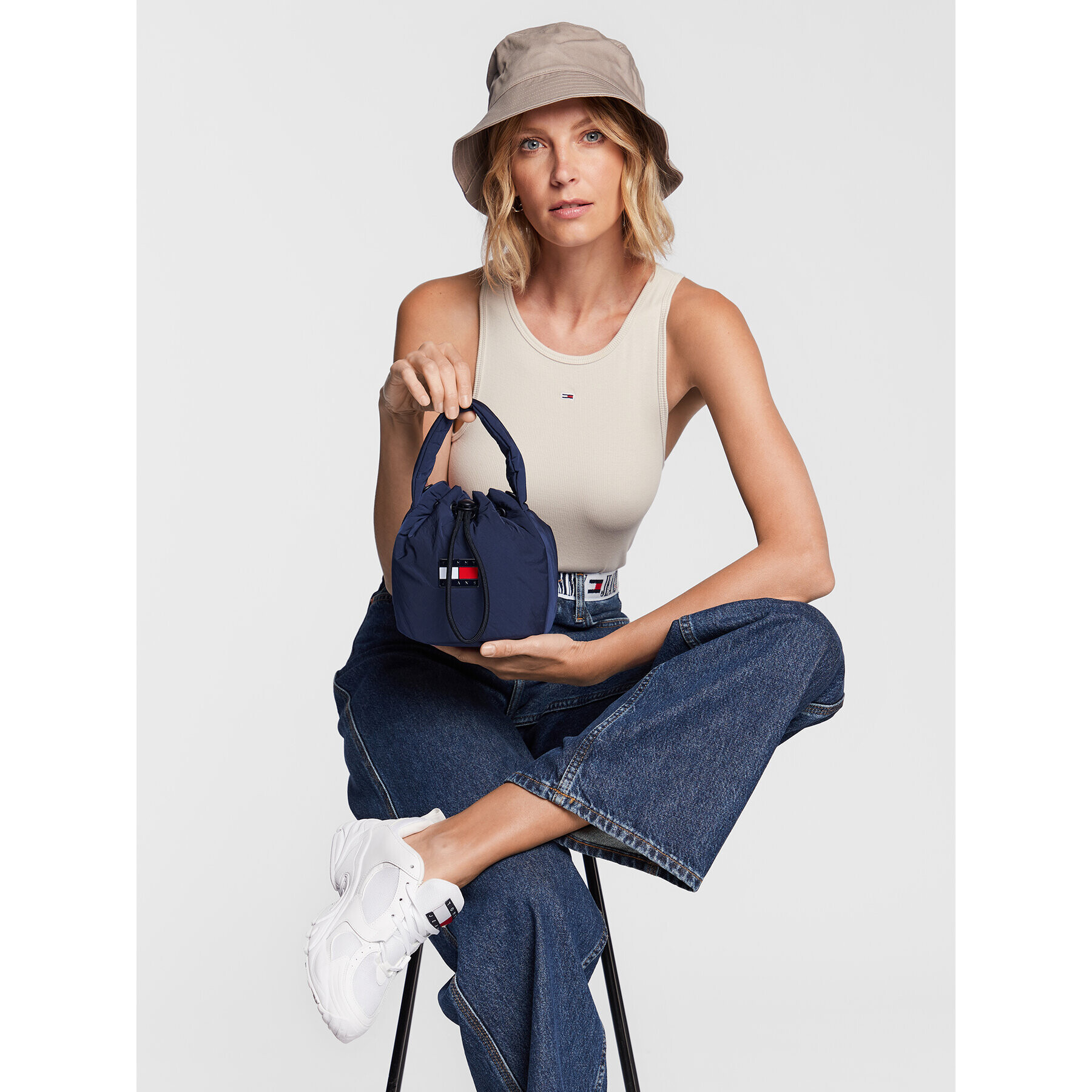 Tommy Jeans Kabelka Hype Conscious Bucket Bag AW0AW14142 Tmavomodrá - Pepit.cz