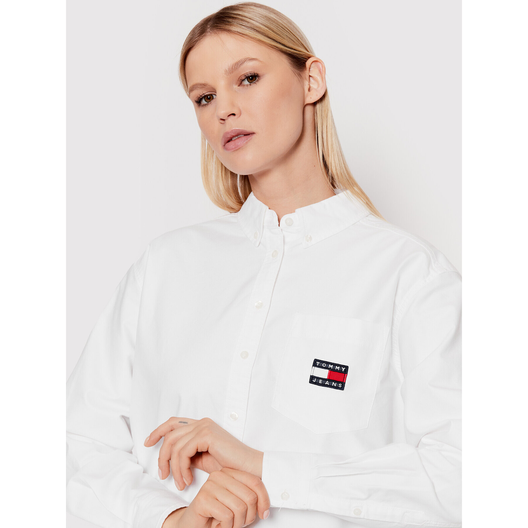 Tommy Jeans Košile Badge Boyfriend DW0DW12891 Bílá Boyfriend Fit - Pepit.cz