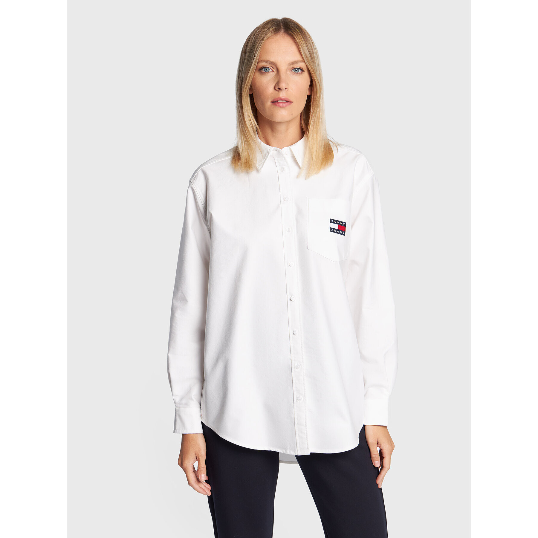 Tommy Jeans Košile Badge DW0DW13804 Bílá Boyfriend Fit - Pepit.cz