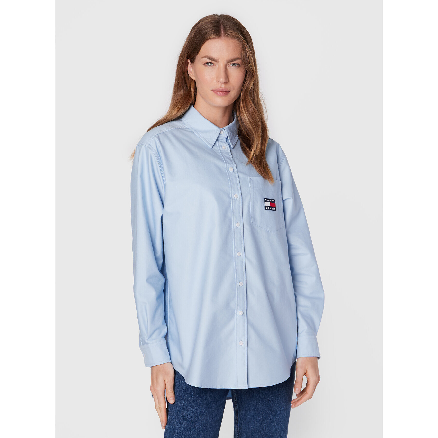 Tommy Jeans Košile Badge DW0DW13804 Modrá Boyfriend Fit - Pepit.cz