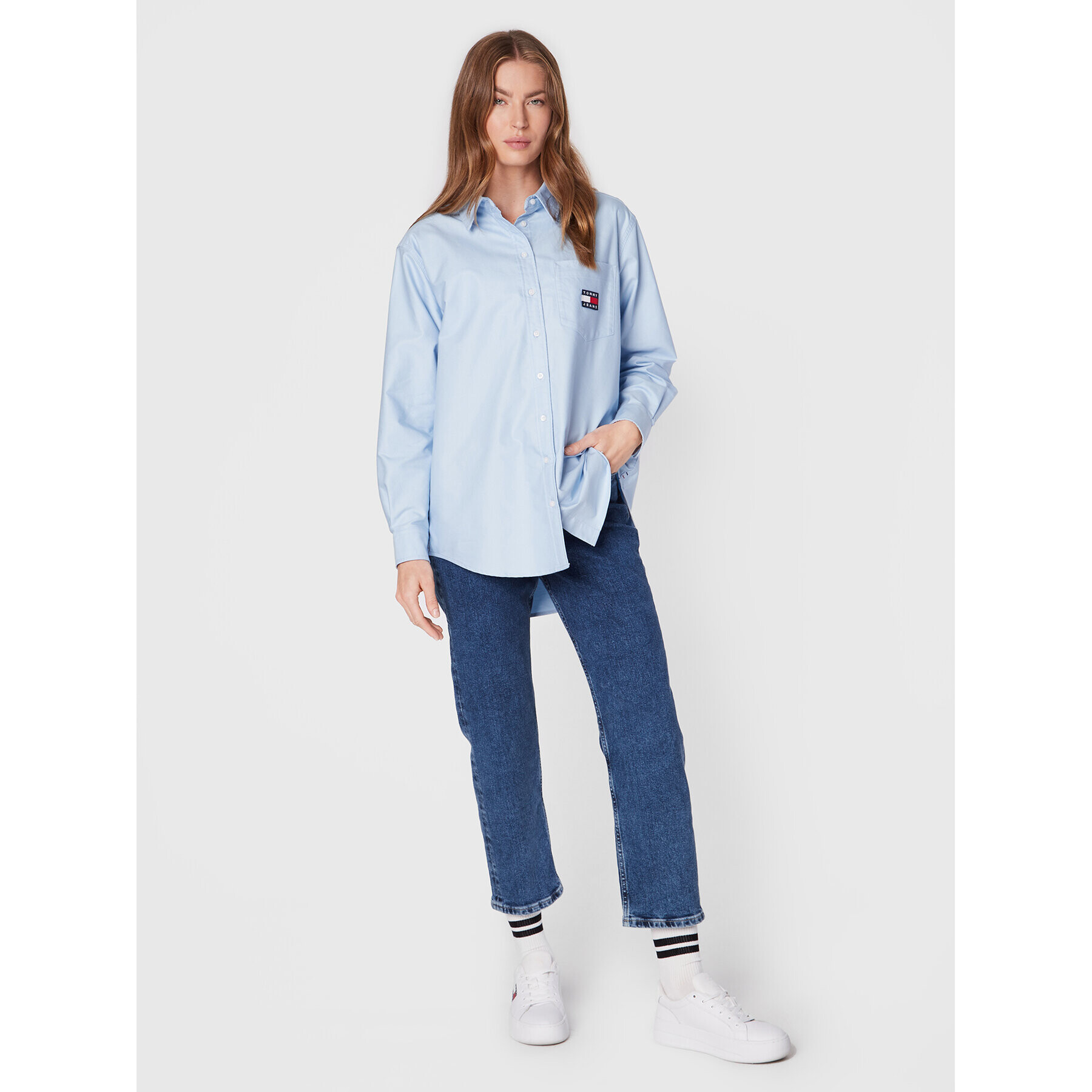 Tommy Jeans Košile Badge DW0DW13804 Modrá Boyfriend Fit - Pepit.cz