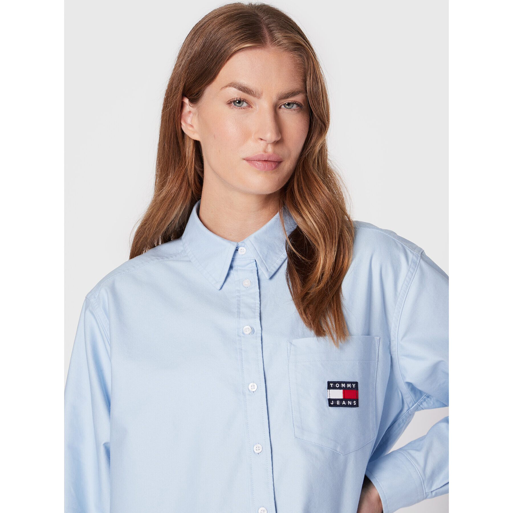 Tommy Jeans Košile Badge DW0DW13804 Modrá Boyfriend Fit - Pepit.cz