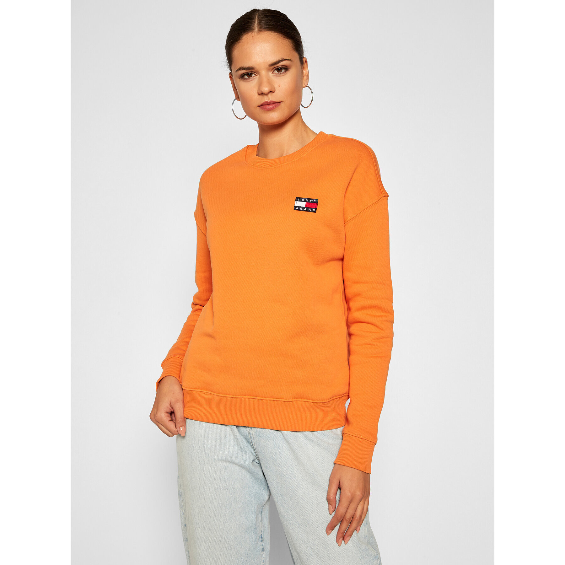 Tommy Jeans Mikina Badge Crew DW0DW07786 Oranžová Regular Fit - Pepit.cz