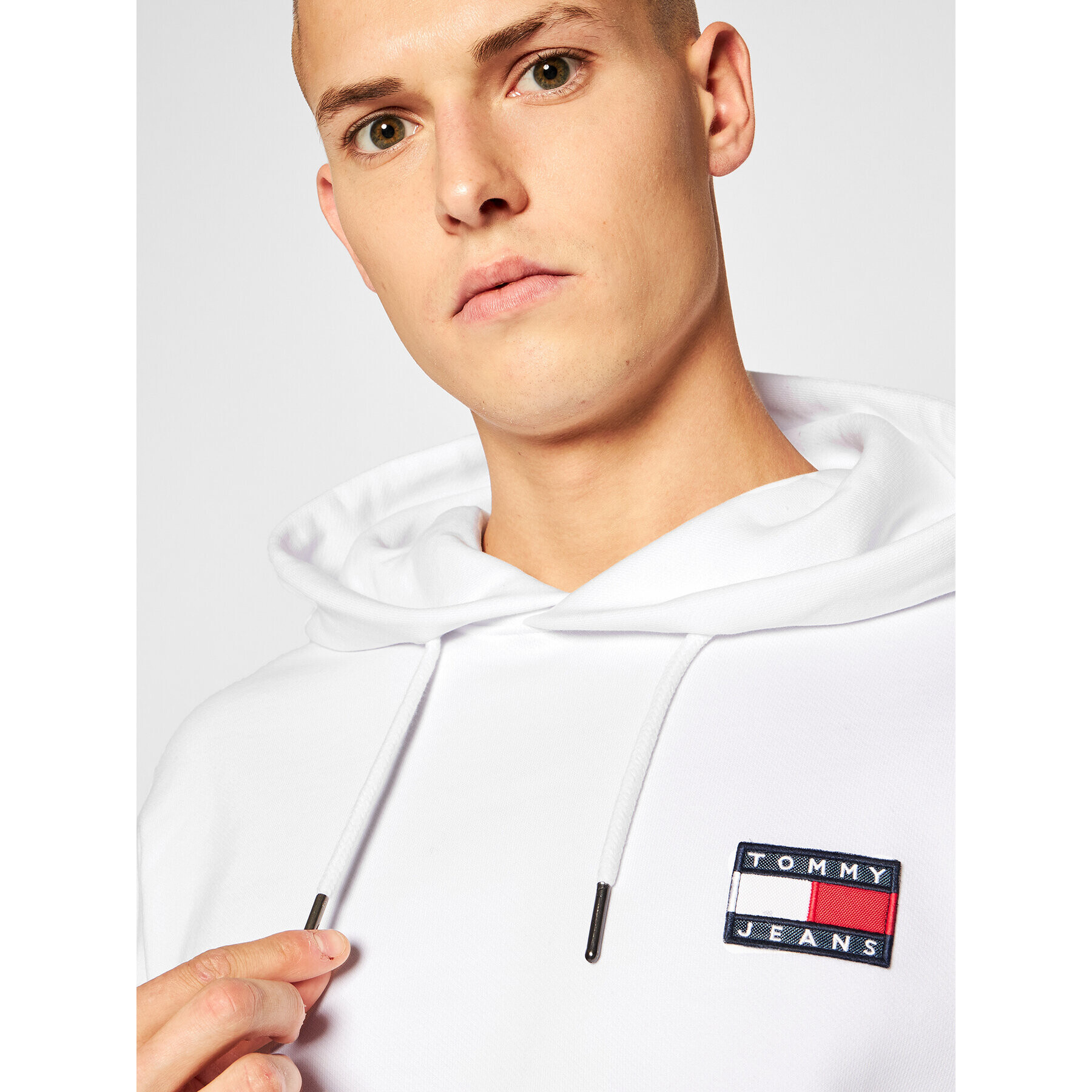 Tommy Jeans Mikina Tjm Badge Hoddie DM0DM06593 Bílá Regular Fit - Pepit.cz