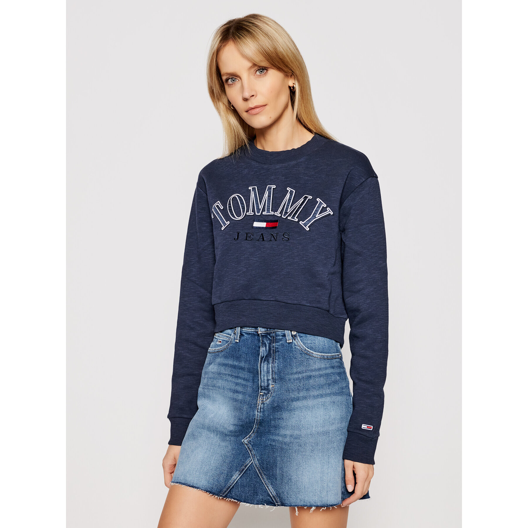 Tommy Jeans Mikina Tjw Crop College Logo DW0DW09792 Tmavomodrá Regular Fit - Pepit.cz