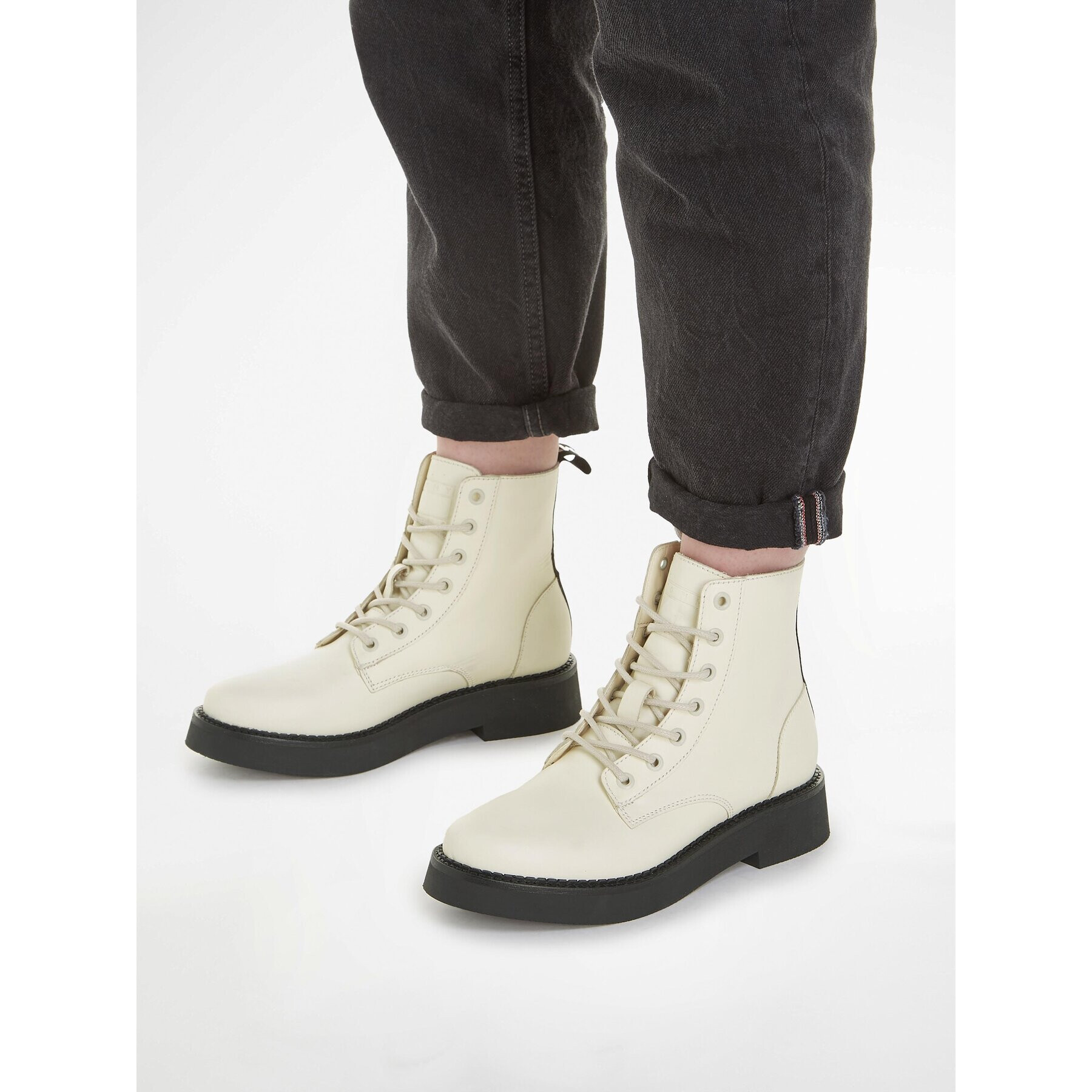 Tommy Jeans Polokozačky Tjw Lace Up Flat Boot EN0EN02310 Bílá - Pepit.cz