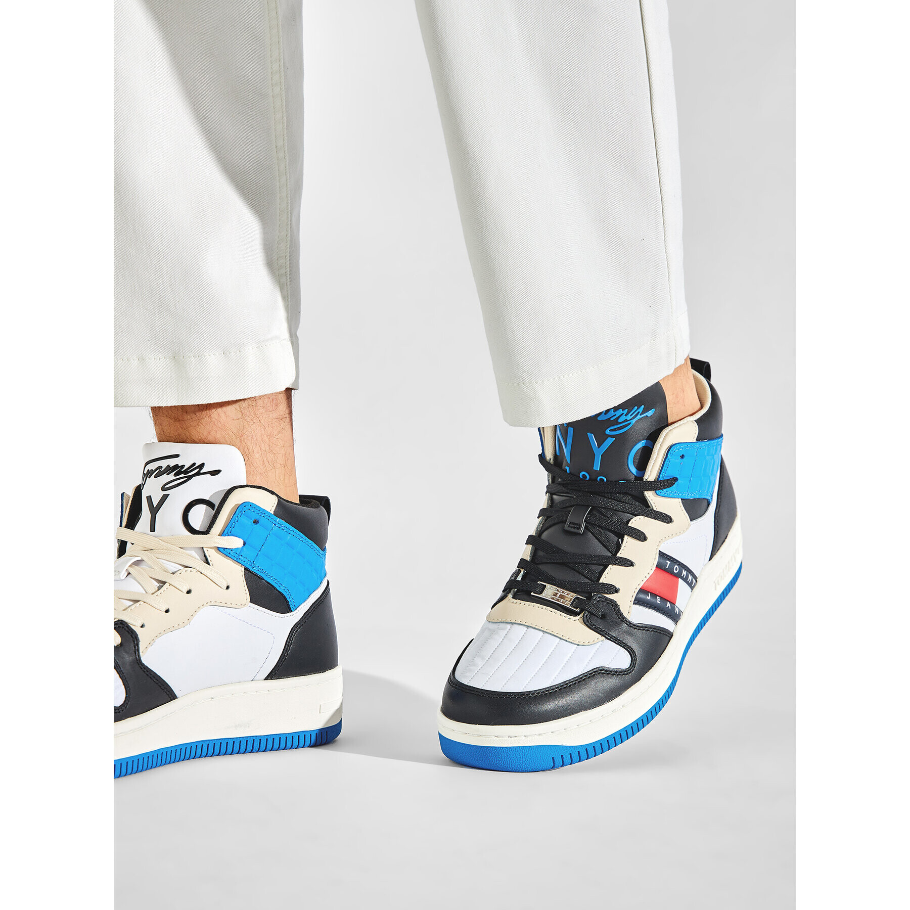 Tommy Jeans Sneakersy Mid Cut Basket EM0EM01075 Bílá - Pepit.cz