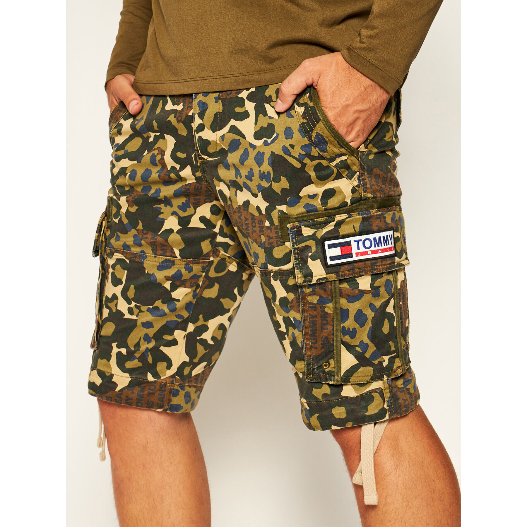 Tommy Jeans Šortky z materiálu Tjm Camo Print Cargo DM0DM07937 Zelená Regular Fit - Pepit.cz