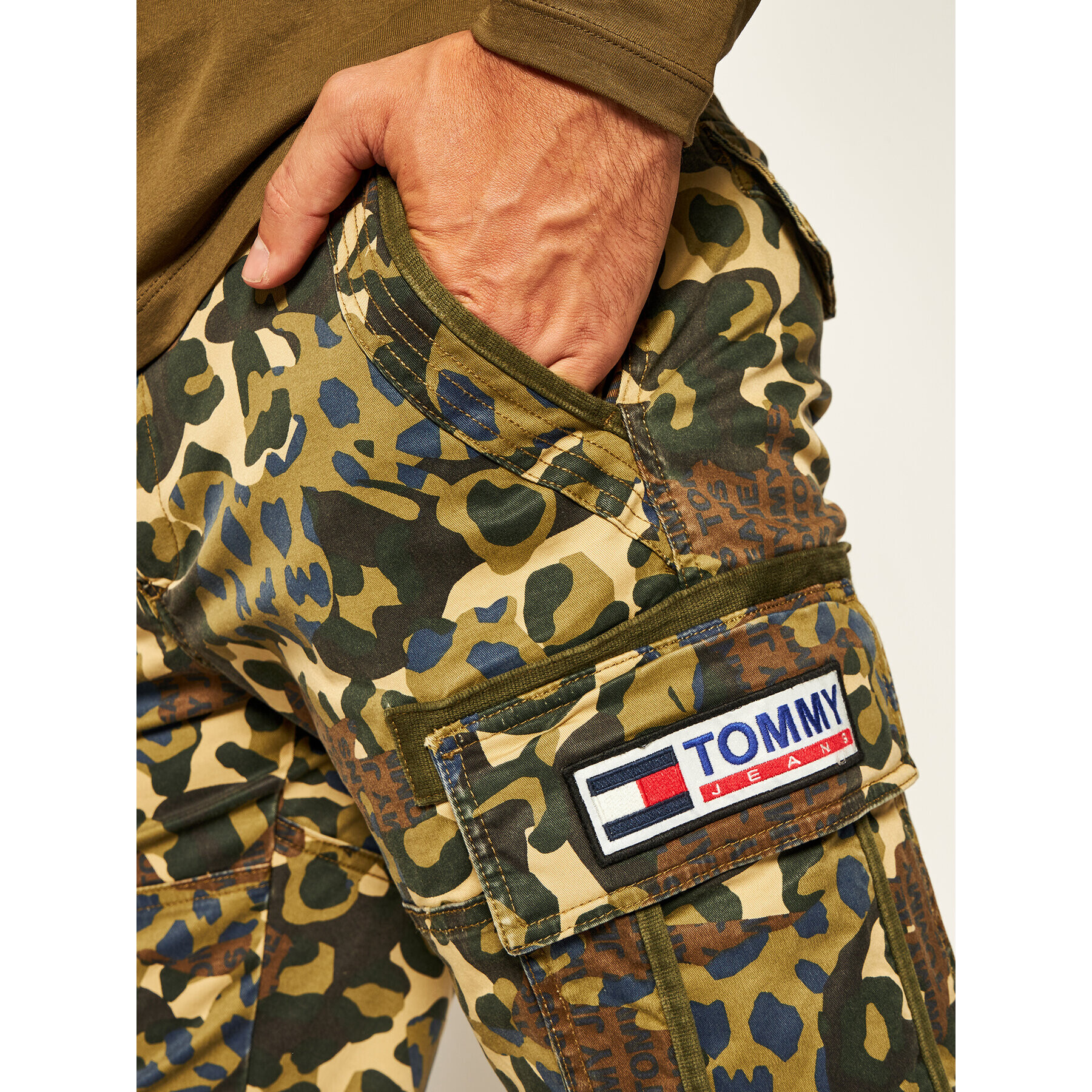 Tommy Jeans Šortky z materiálu Tjm Camo Print Cargo DM0DM07937 Zelená Regular Fit - Pepit.cz