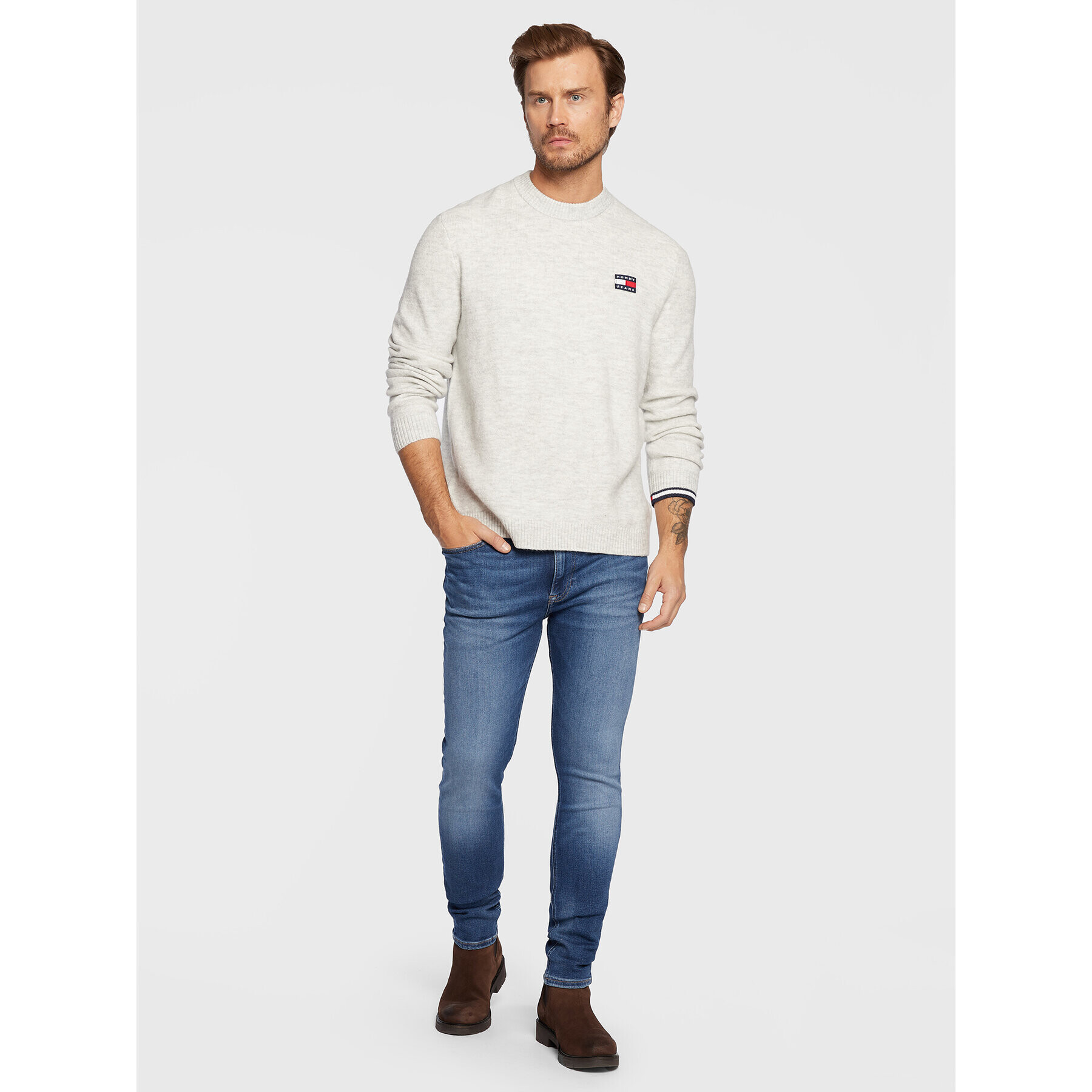 Tommy Jeans Svetr Badge DM0DM15065 Šedá Relaxed Fit - Pepit.cz