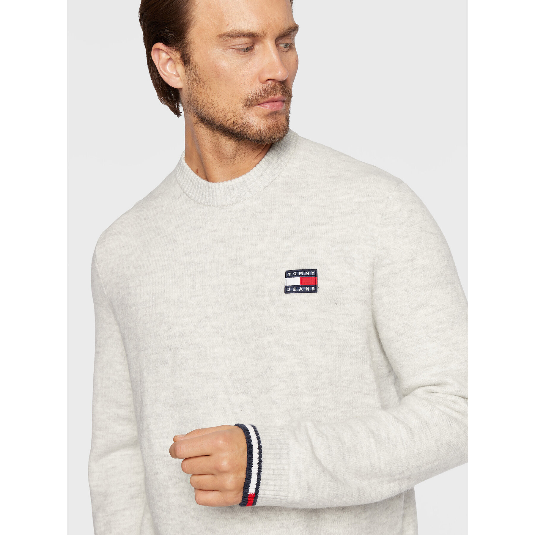 Tommy Jeans Svetr Badge DM0DM15065 Šedá Relaxed Fit - Pepit.cz