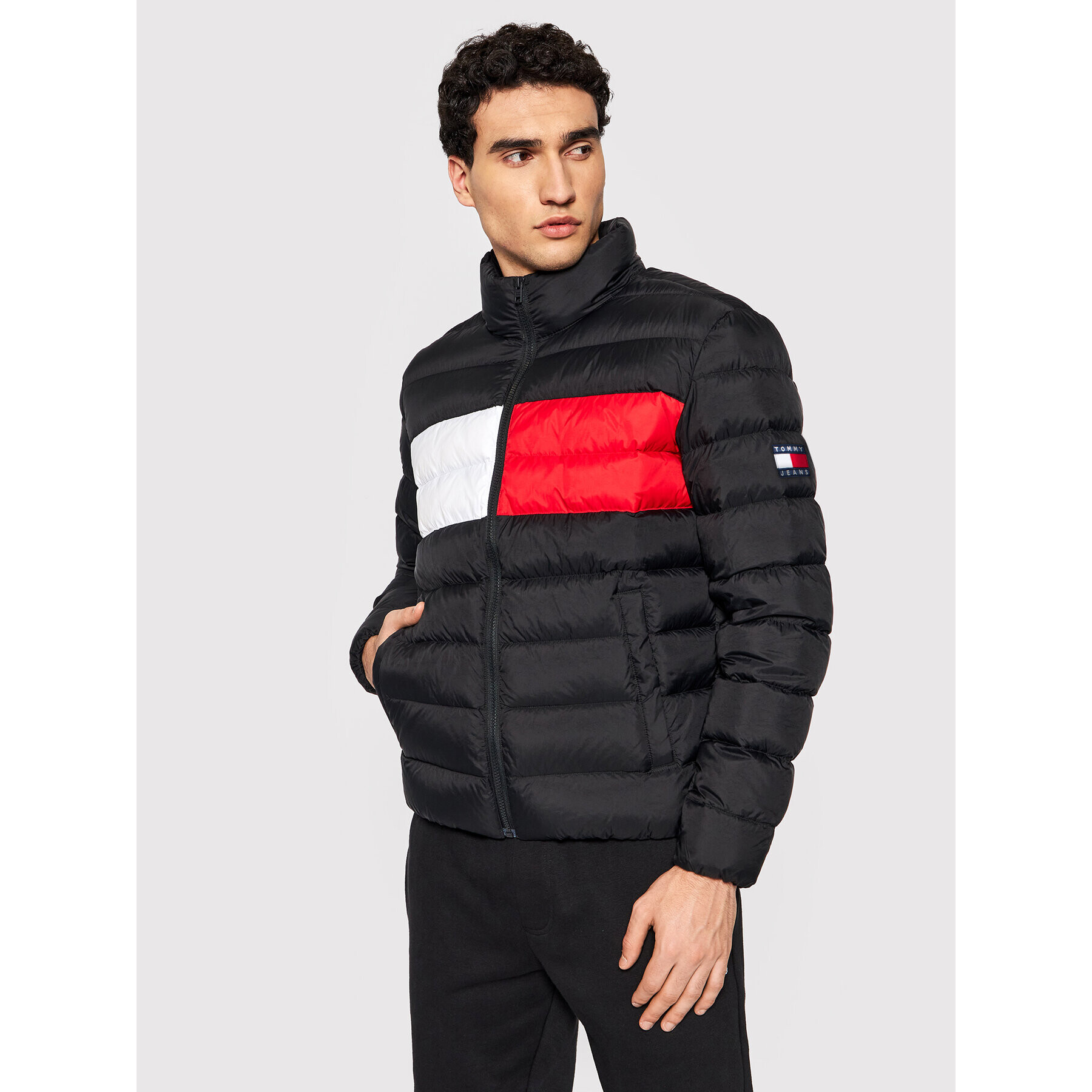 Tommy Jeans Vatovaná bunda Essential Flag DM0DM13270 Černá Regular Fit - Pepit.cz