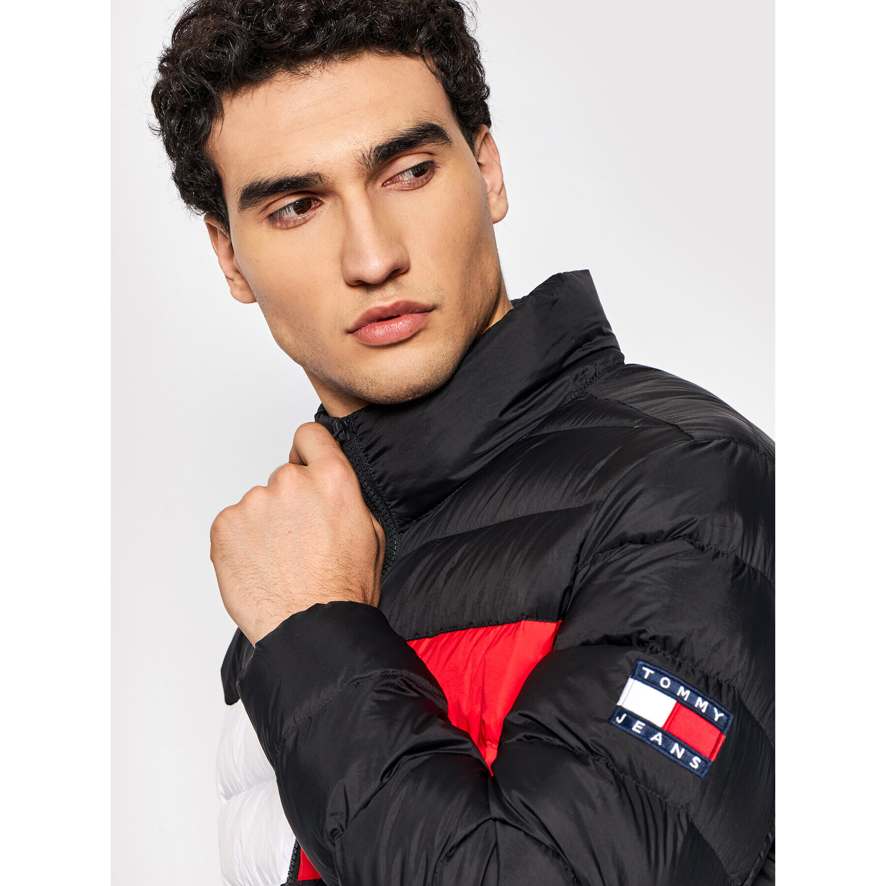 Tommy Jeans Vatovaná bunda Essential Flag DM0DM13270 Černá Regular Fit - Pepit.cz