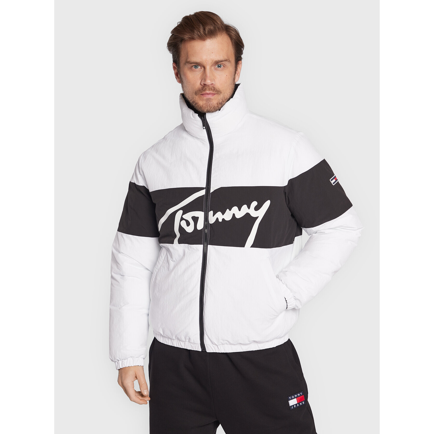 Tommy Jeans Vatovaná bunda Reversible Signature DM0DM14393 Bílá Relaxed Fit - Pepit.cz