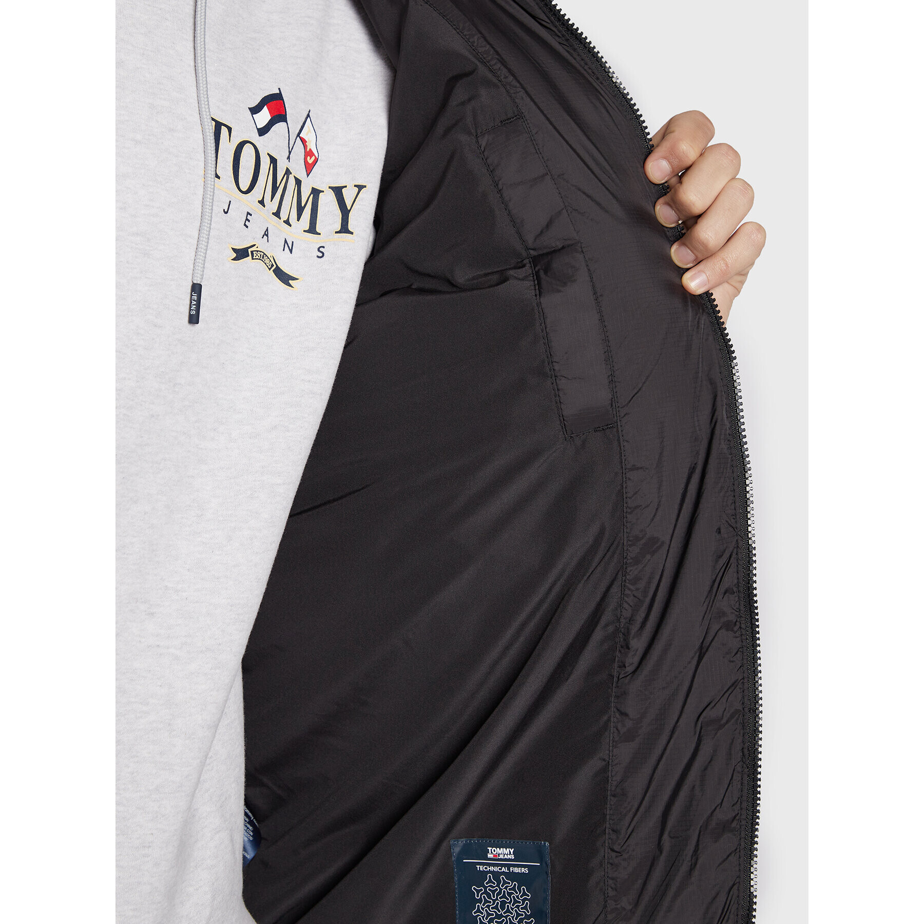 Tommy Jeans Vatovaná bunda Signature DM0DM15446 Černá Regular Fit - Pepit.cz