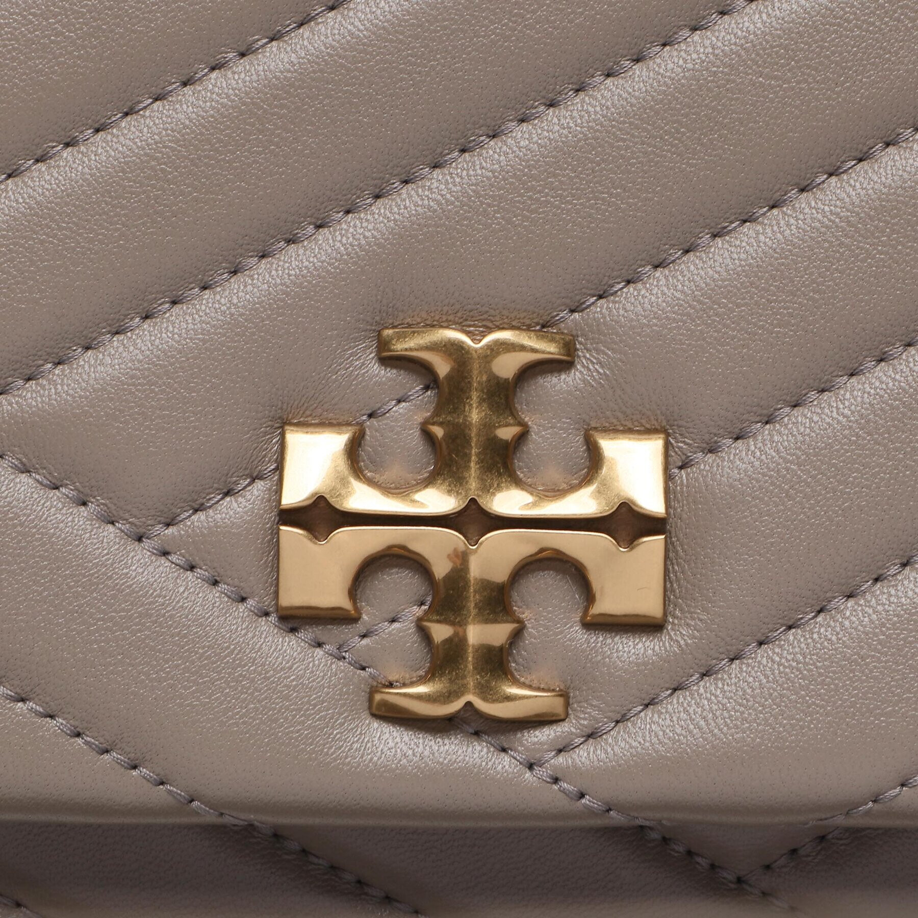 Tory Burch Kabelka Kira Chevron Convertible Shoulder Bag 90446 Šedá - Pepit.cz