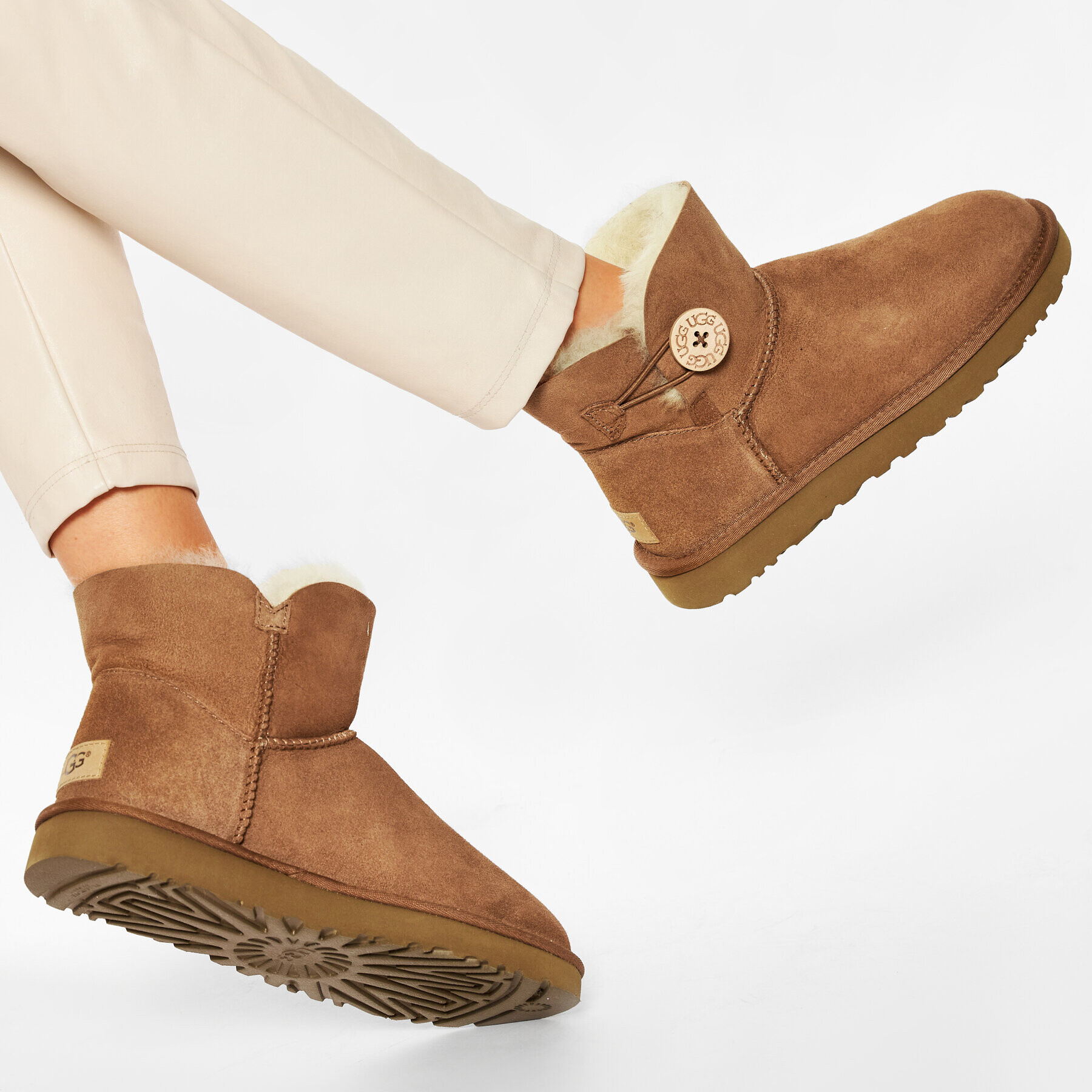 Ugg Boty W Mini Bailey Button II 1016422 Hnědá - Pepit.cz