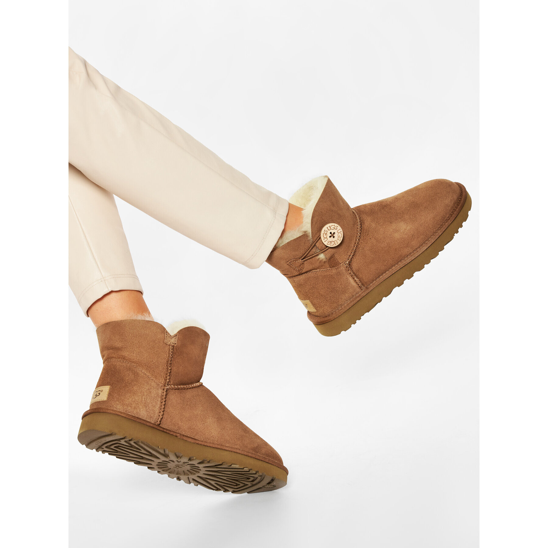 Ugg Boty W Mini Bailey Button II 1016422 Hnědá - Pepit.cz