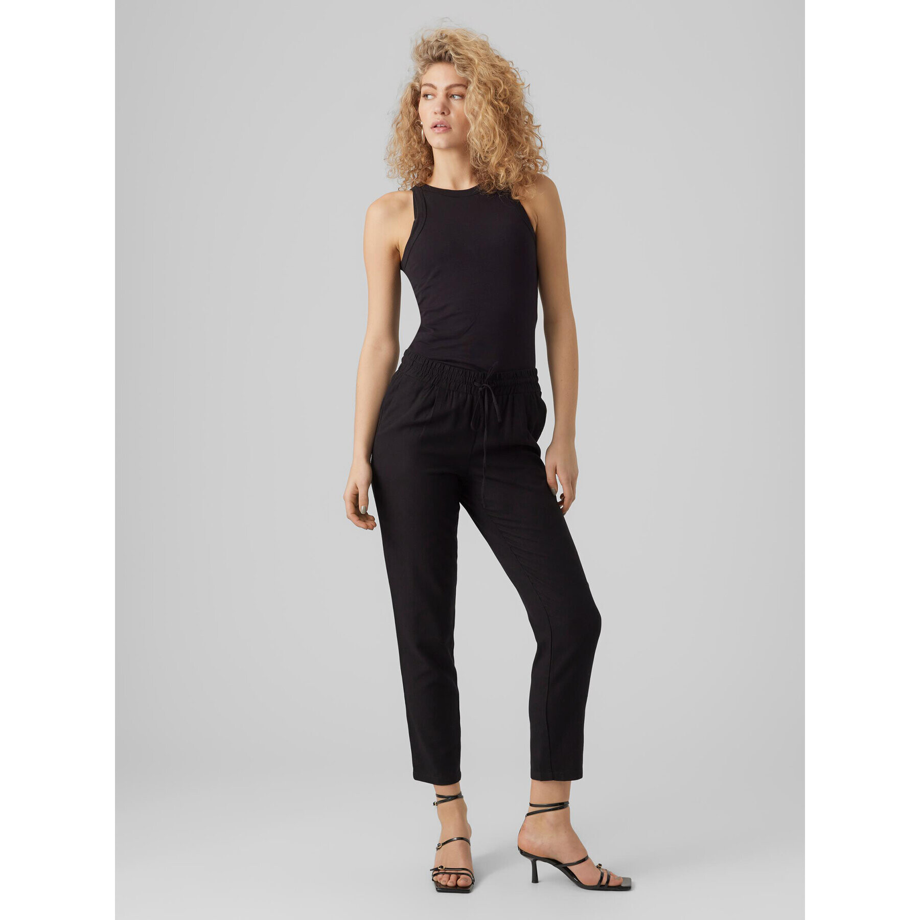 Vero Moda Kalhoty z materiálu Jesmilo 10279691 Černá Regular Fit - Pepit.cz