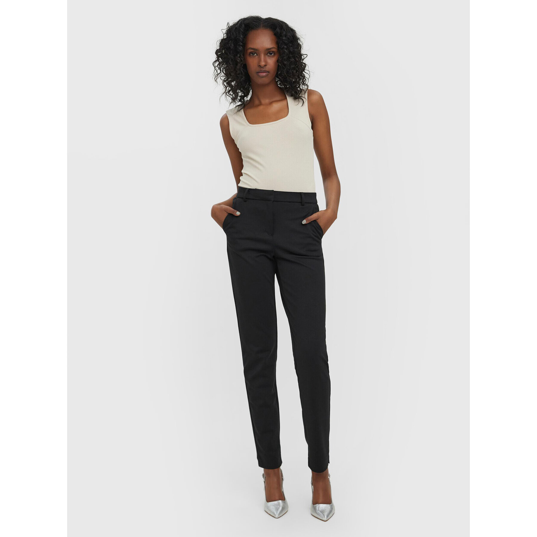 Vero Moda Kalhoty z materiálu Luccalilith 10258104 Černá Regular Fit - Pepit.cz