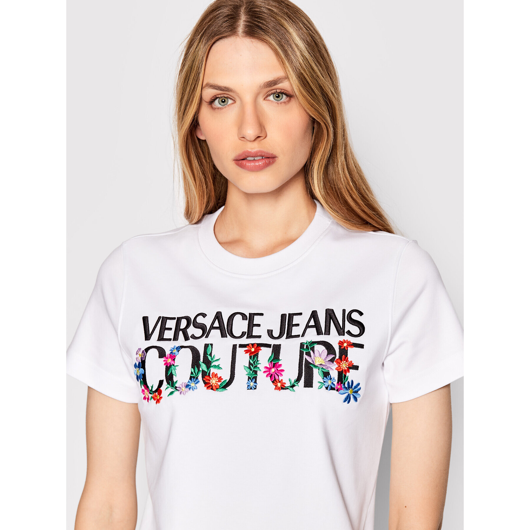 Versace Jeans Couture Každodenní šaty Logo Flower 72HAOT11 Bílá Regular Fit - Pepit.cz