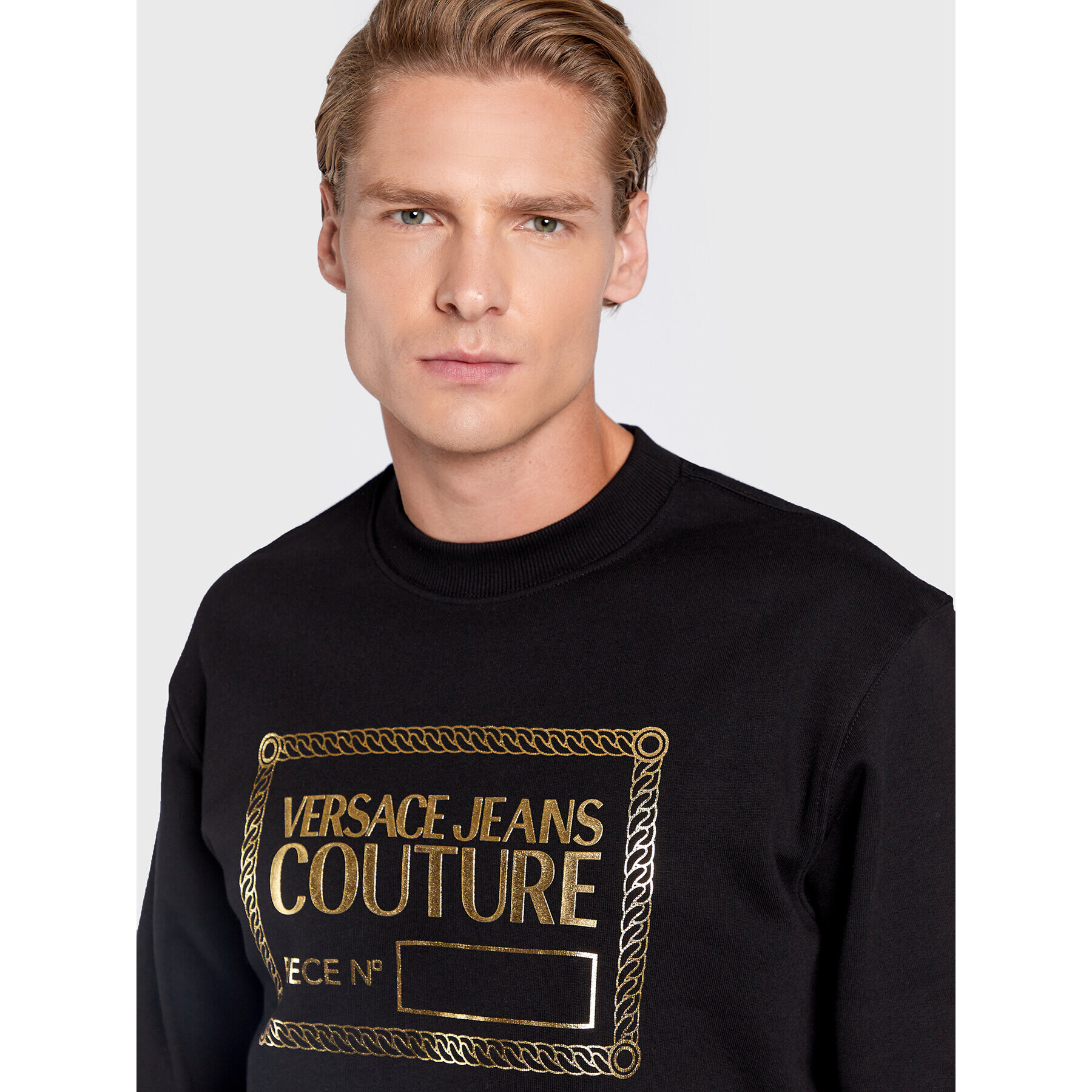 Versace Jeans Couture Mikina Piece Number 73GAIT11 Černá Relaxed Fit - Pepit.cz