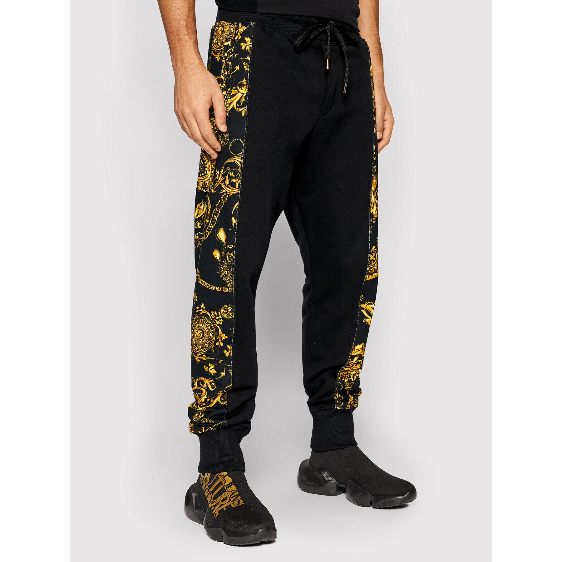 Versace Jeans Couture Teplákové kalhoty Contr Print Bjoux Baroque 71GAA3C0 Černá Regular Fit - Pepit.cz