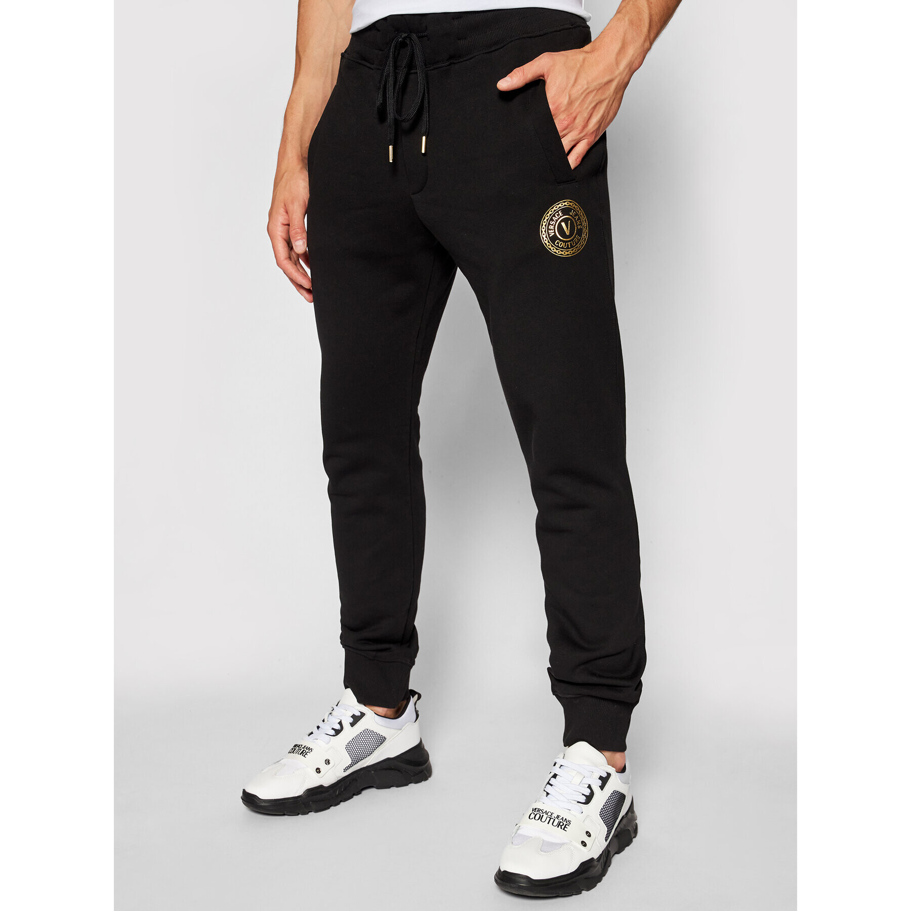 Versace Jeans Couture Teplákové kalhoty Emblem Foil 71GAAT03 Černá Regular Fit - Pepit.cz