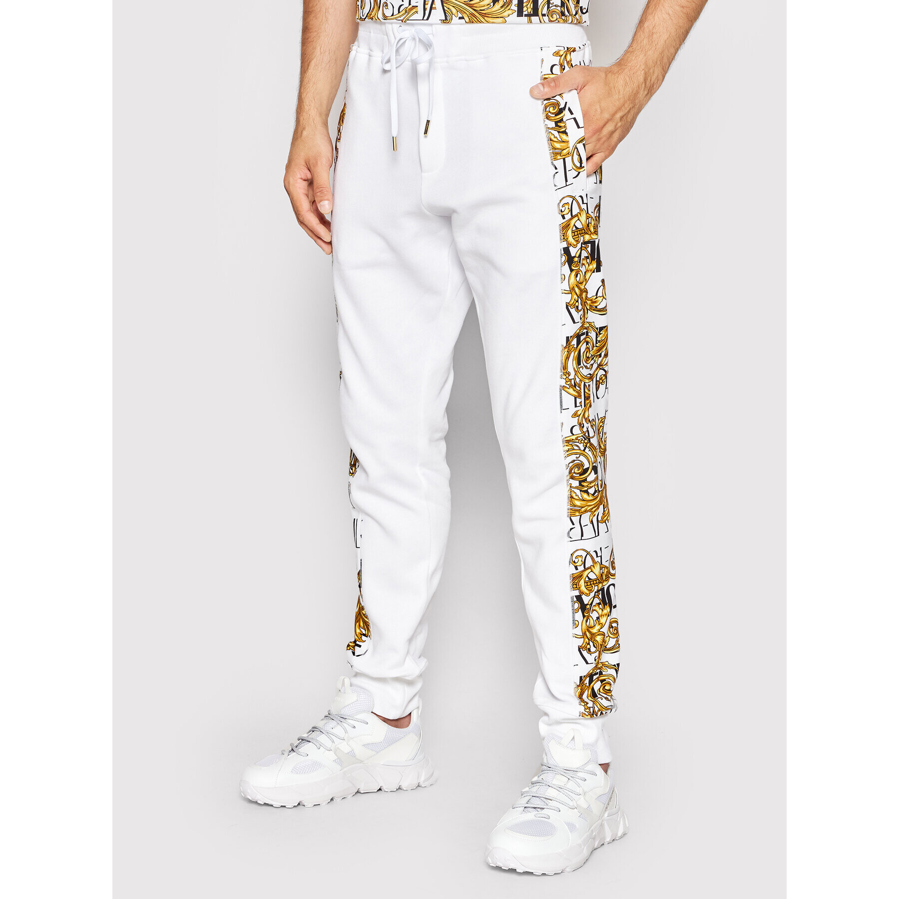 Versace Jeans Couture Teplákové kalhoty Logo Baroque 73GAA3C0 Bílá Regular Fit - Pepit.cz