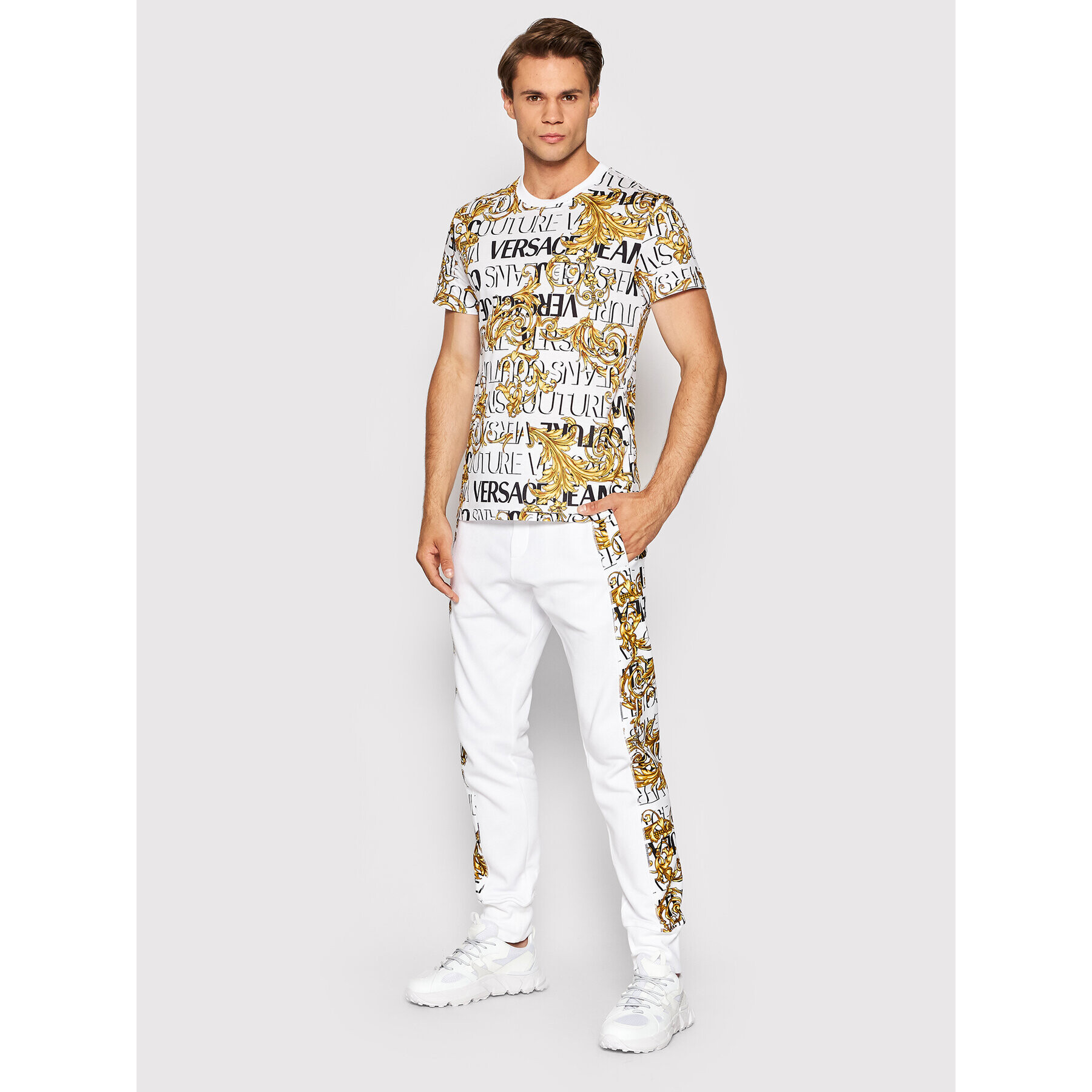 Versace Jeans Couture Teplákové kalhoty Logo Baroque 73GAA3C0 Bílá Regular Fit - Pepit.cz