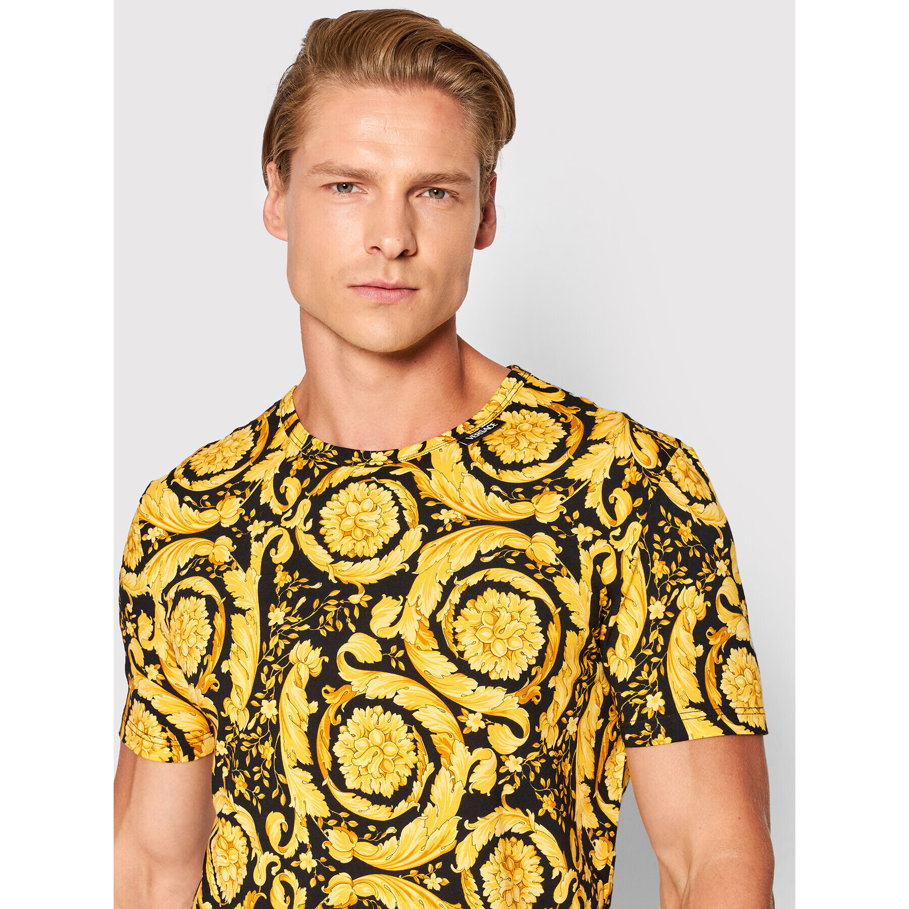 Versace T-Shirt Barocco Print 1000959 Žlutá Regular Fit - Pepit.cz